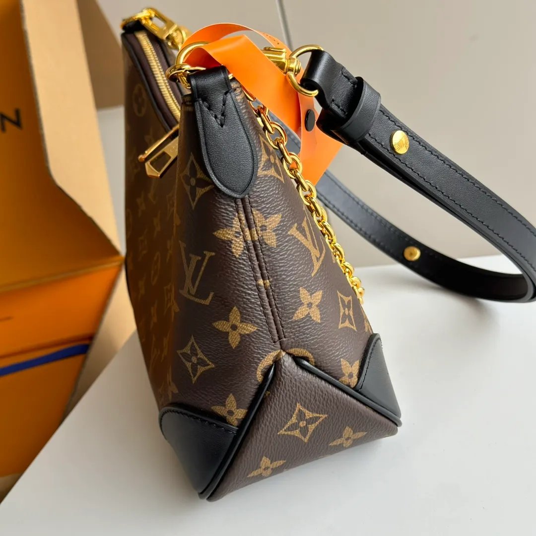 p1660 [Equipped with a full set of MB tax-free packaging] Upgraded diamond-shaped variable code chip 𝐁𝐎𝐔𝐋𝐎𝐆𝐍𝐄The king of hot hits #M45832 Special grade all-steel physical shooting Size: 29*16*9.5cm A good-looking and packable croissant 🥐 perfectly integrates retro and fashion, not only reaches a new height in appearance, The storage capacity is also very user-friendly. The bag body is not big, so it can meet the daily needs of large storage space. The detachable and adjustable shoulder strap design allows more choices for daily concave shapes. The matching of the chain adds an elegant element to the entire bag. The design of the chain turns the entire bag into an armpit bag in seconds. I think it is a top-notch product 𝐲𝐲𝐝𝐬!