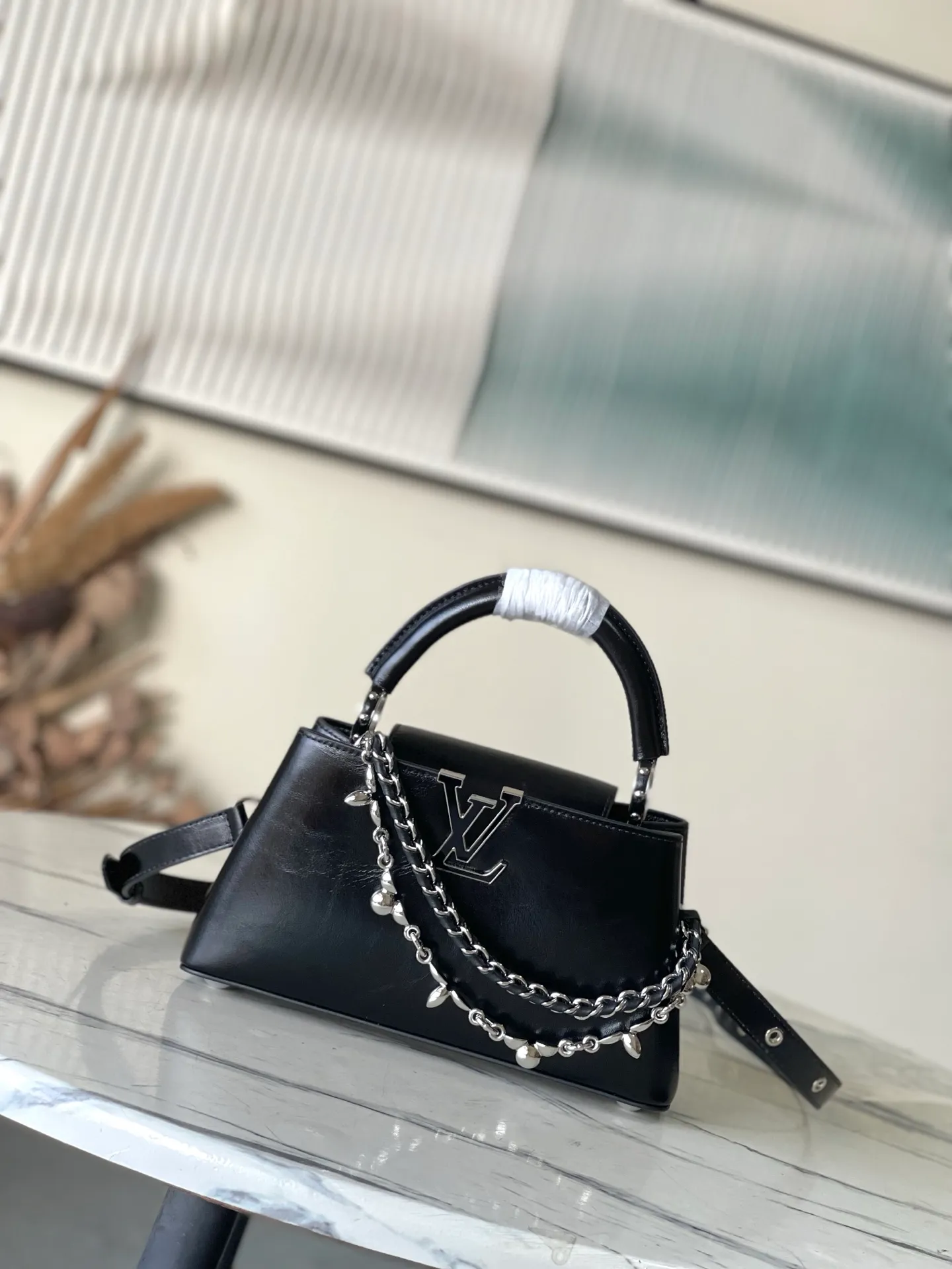 💰2360 "Super Original Leather" M25492 Small Black Oil Waxed Leather This Capucines East-WestBB handbag gives the leather a pleated texture, telling the new season trend. The cow leather trim outlines smooth lines. The LV letters and detachable chain shine with metallic luster. The spacious interior meets different storage needs. Various carrying methods show functional ingenuity. Size: 26.5*14*8CM