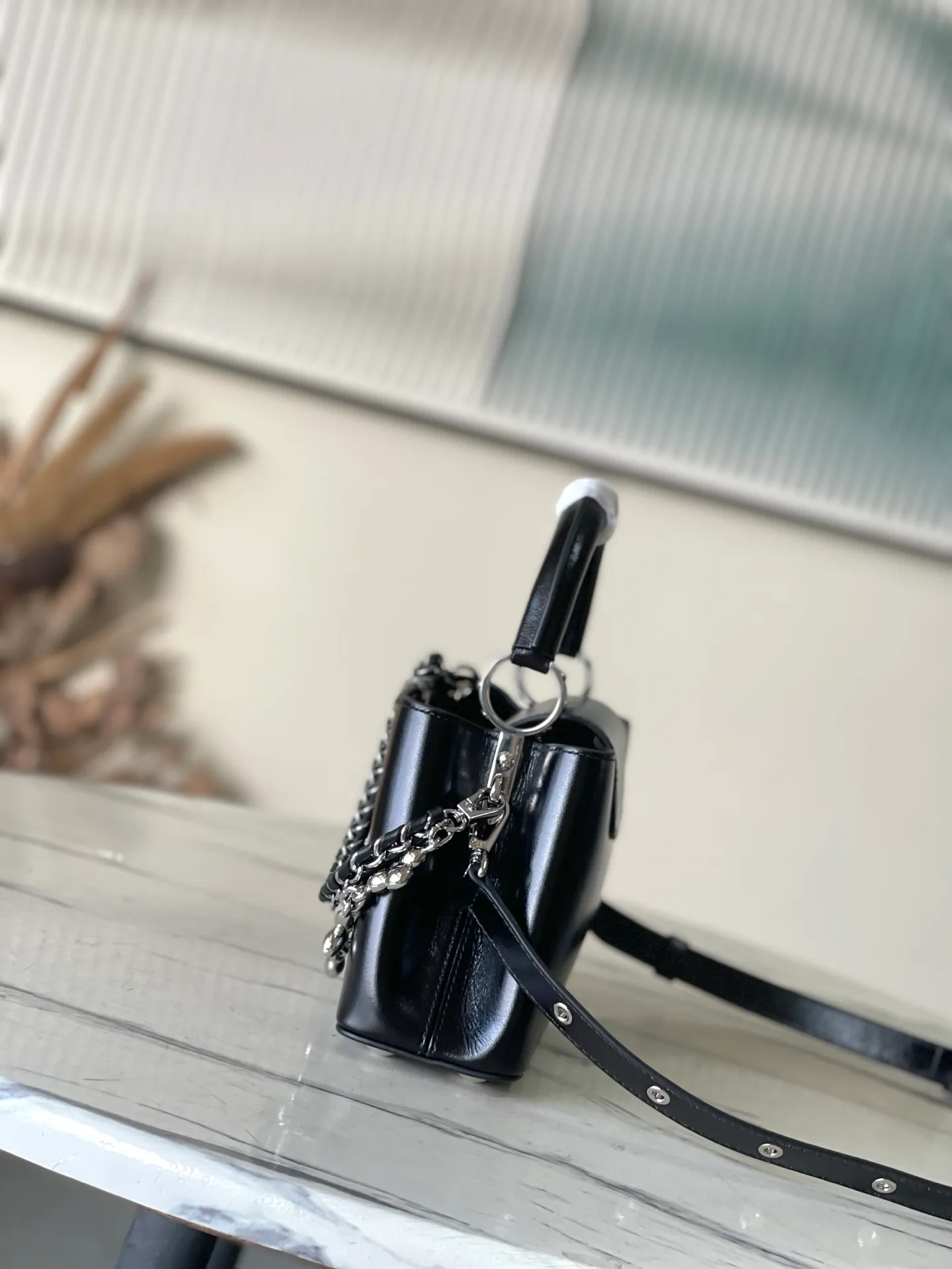 💰2360 "Super Original Leather" M25492 Small Black Oil Waxed Leather This Capucines East-WestBB handbag gives the leather a pleated texture, telling the new season trend. The cow leather trim outlines smooth lines. The LV letters and detachable chain shine with metallic luster. The spacious interior meets different storage needs. Various carrying methods show functional ingenuity. Size: 26.5*14*8CM