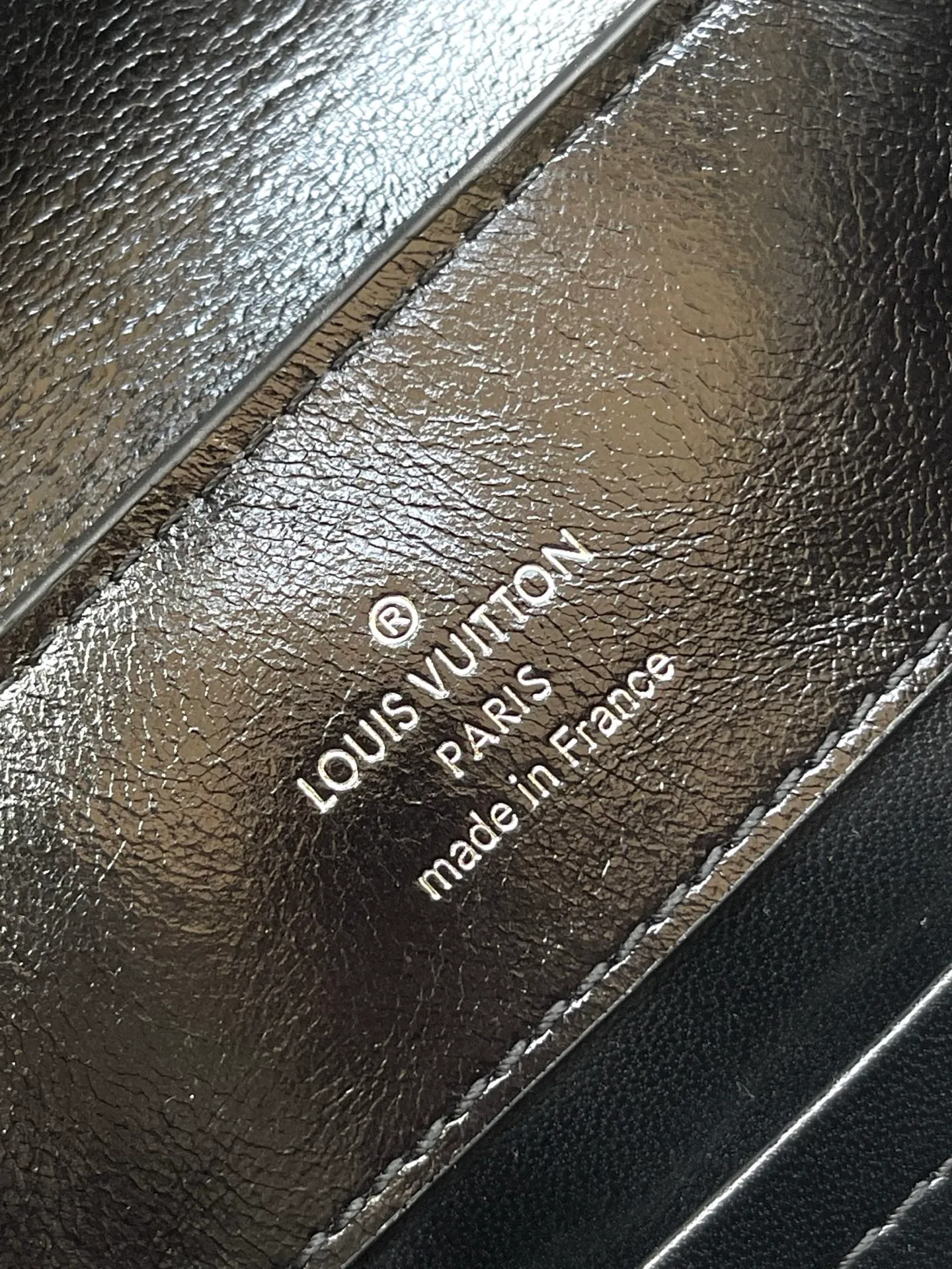 💰2360 "Super Original Leather" M25492 Small Black Oil Waxed Leather This Capucines East-WestBB handbag gives the leather a pleated texture, telling the new season trend. The cow leather trim outlines smooth lines. The LV letters and detachable chain shine with metallic luster. The spacious interior meets different storage needs. Various carrying methods show functional ingenuity. Size: 26.5*14*8CM