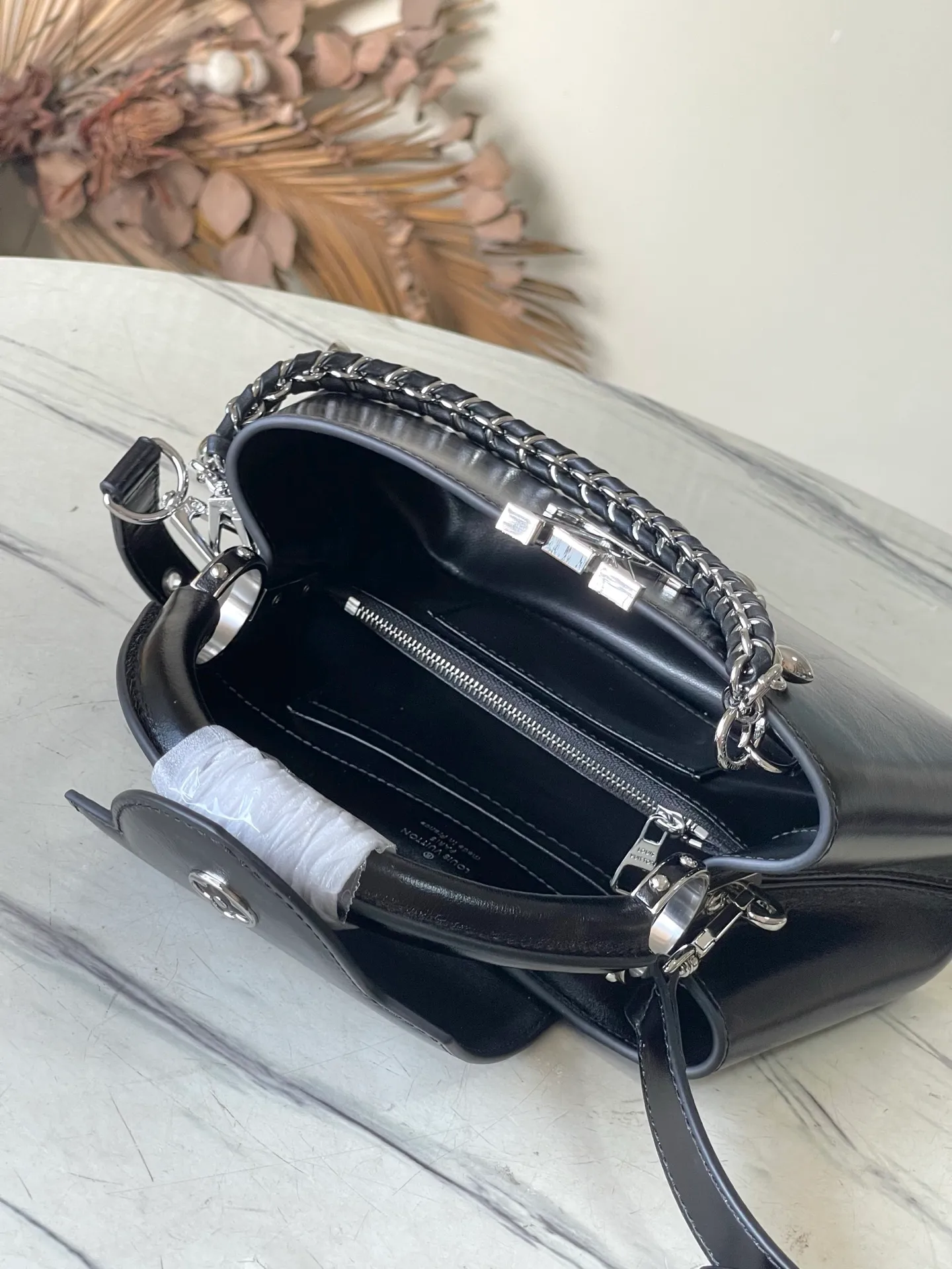 💰2360 "Super Original Leather" M25492 Small Black Oil Waxed Leather This Capucines East-WestBB handbag gives the leather a pleated texture, telling the new season trend. The cow leather trim outlines smooth lines. The LV letters and detachable chain shine with metallic luster. The spacious interior meets different storage needs. Various carrying methods show functional ingenuity. Size: 26.5*14*8CM