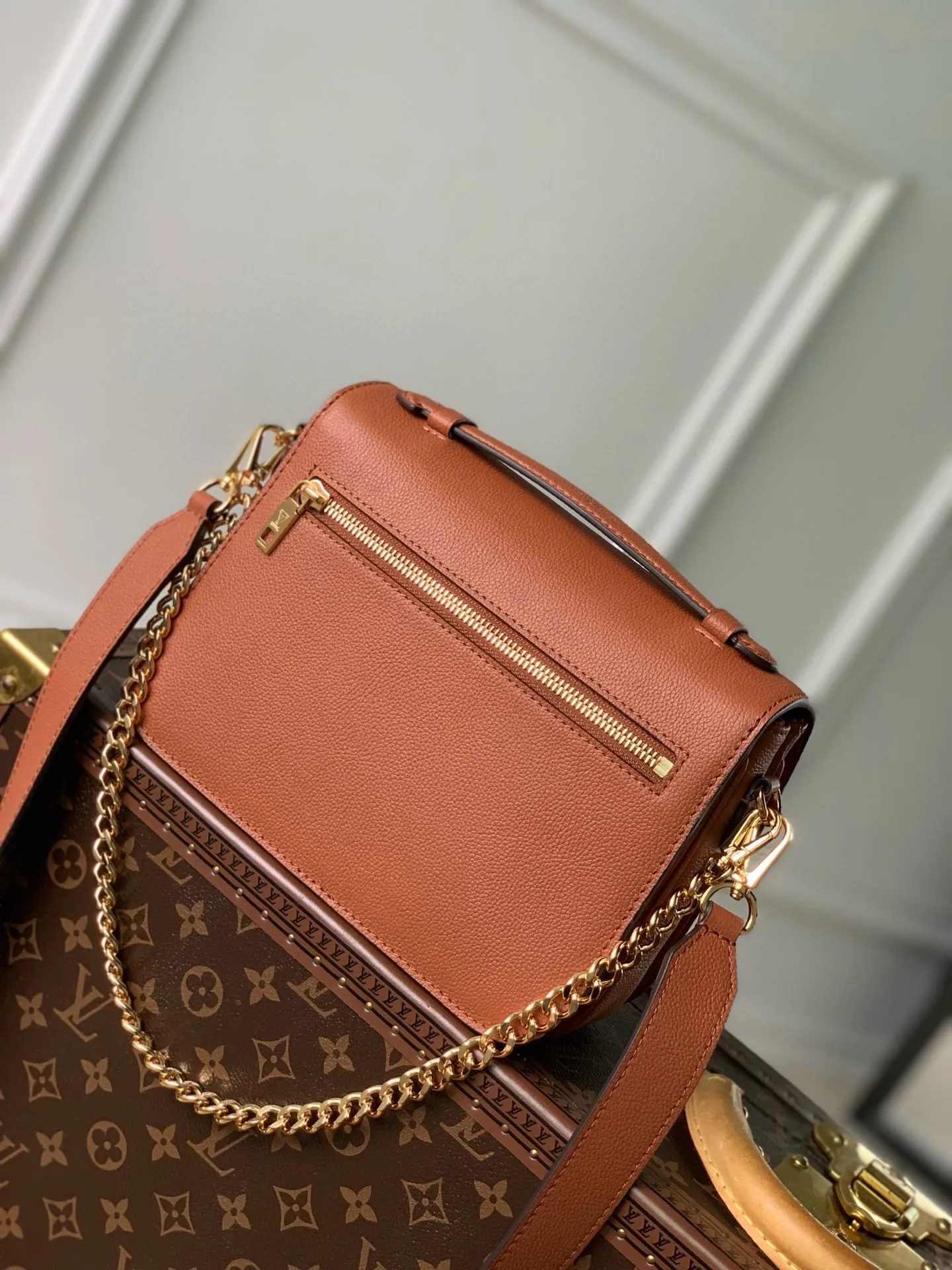 💰1140 (top layer leather) top original M22952 Oxford handbag is made of soft grain leather, with dazzling metal parts to highlight the brand style. The detachable chain and adjustable leather strap allow for a variety of carrying options, adding a dynamic feel to everyday life and day and night occasions. 22.0 x 16.0 x 9.5 cm (length x height x width)
