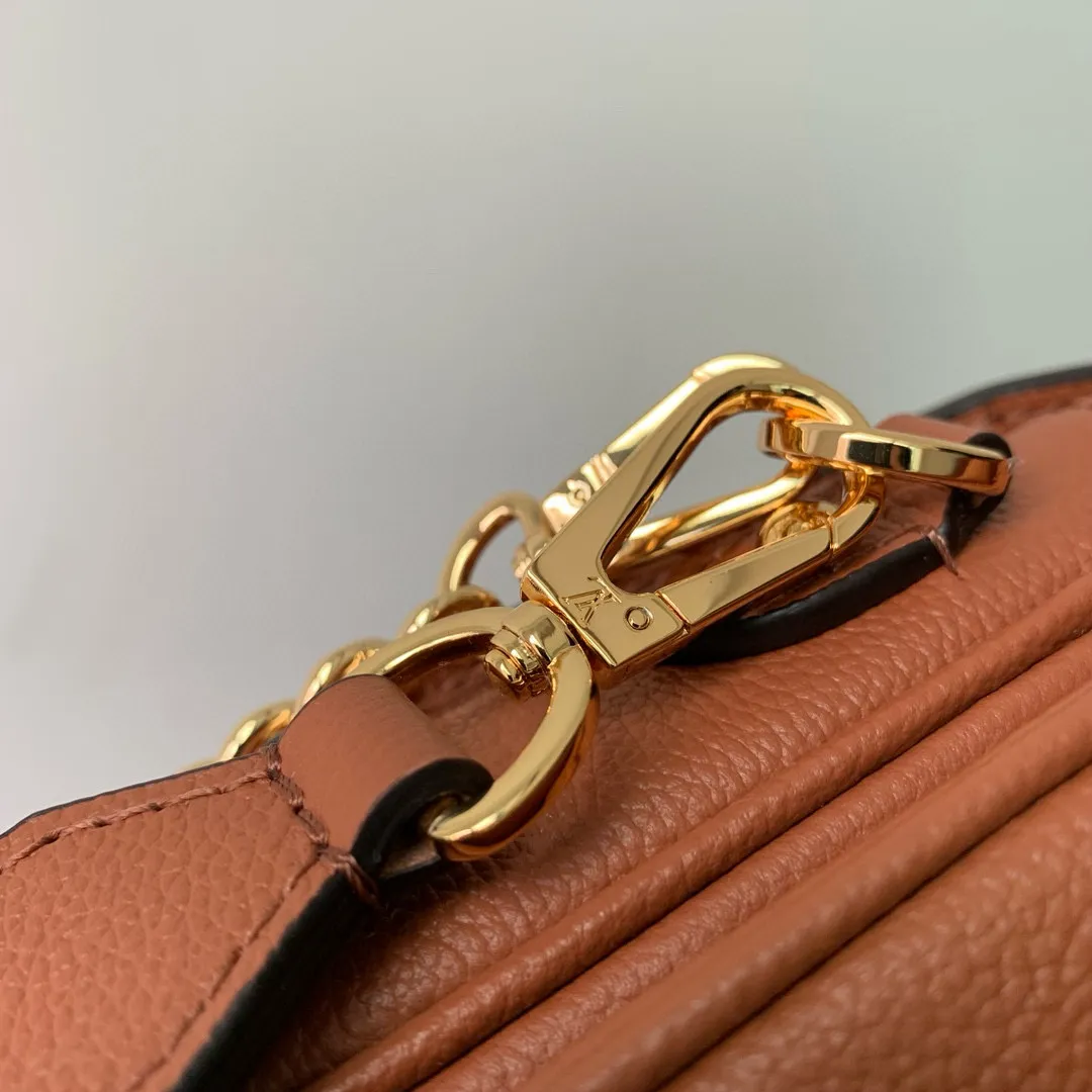 💰1140 (top layer leather) top original M22952 Oxford handbag is made of soft grain leather, with dazzling metal parts to highlight the brand style. The detachable chain and adjustable leather strap allow for a variety of carrying options, adding a dynamic feel to everyday life and day and night occasions. 22.0 x 16.0 x 9.5 cm (length x height x width)