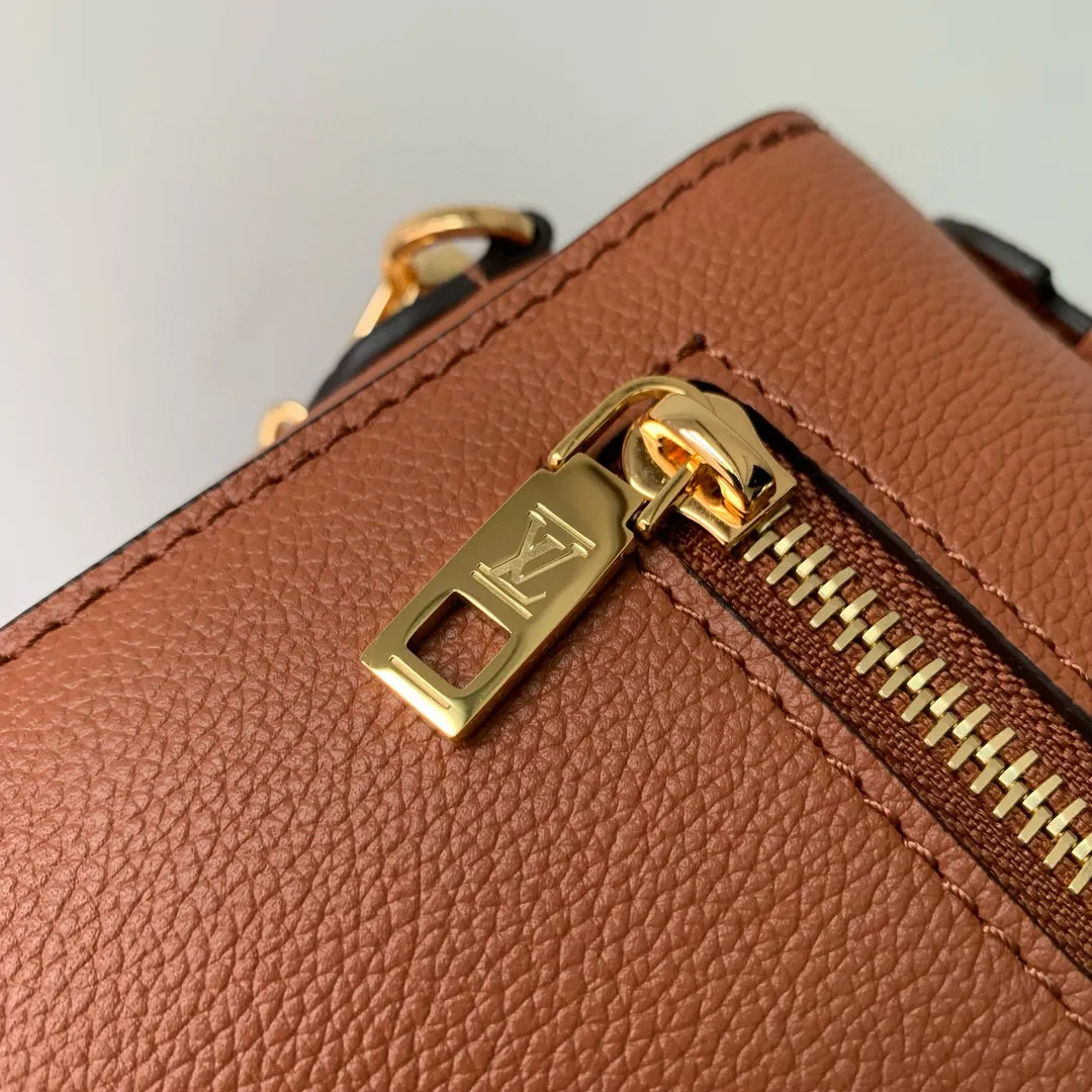 💰1140 (top layer leather) top original M22952 Oxford handbag is made of soft grain leather, with dazzling metal parts to highlight the brand style. The detachable chain and adjustable leather strap allow for a variety of carrying options, adding a dynamic feel to everyday life and day and night occasions. 22.0 x 16.0 x 9.5 cm (length x height x width)