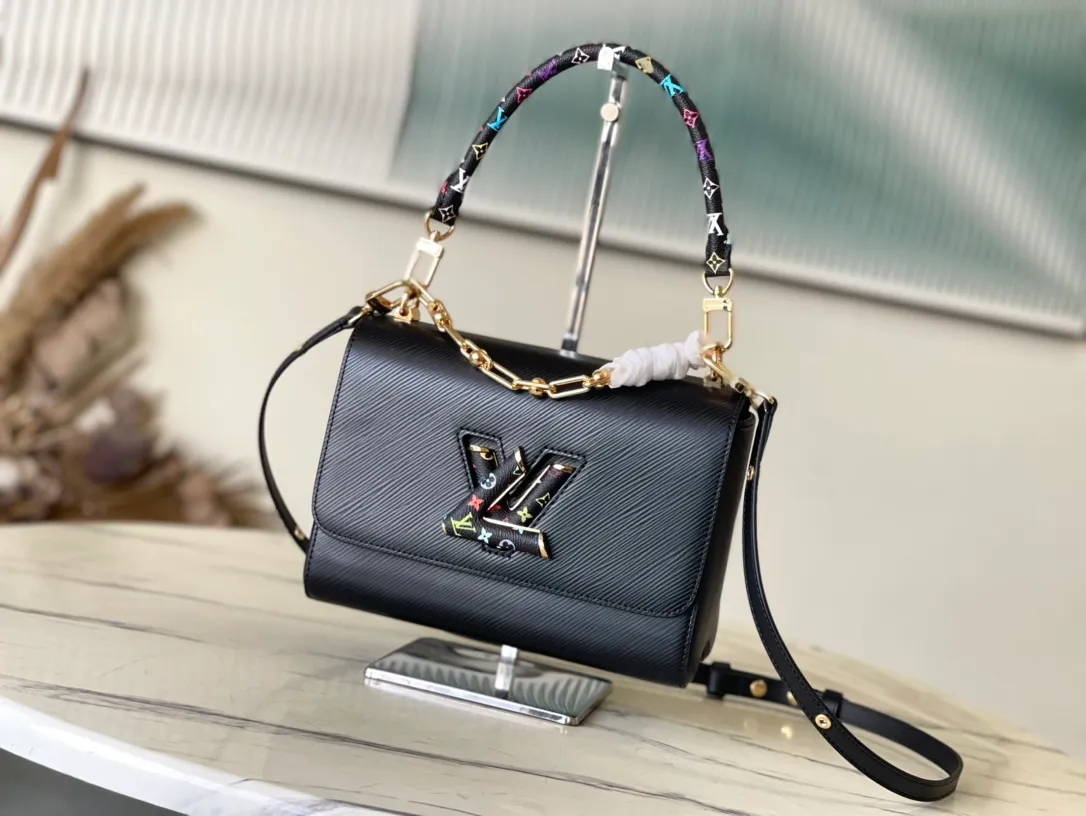 💰1320 (first-grain leather) top-quality original M13243 black. This Twist Slim medium handbag is made of Epi grained cow leather to present a unique texture, and then incorporates the iconic LV Twist twist lock and dazzling metal parts into the modern silhouette. The Toron handle is embellished with the colorful Monogram pattern from the Louis Vuitton x Murakami reissue series. 16 x 8 x 23 cm (height x width x length)