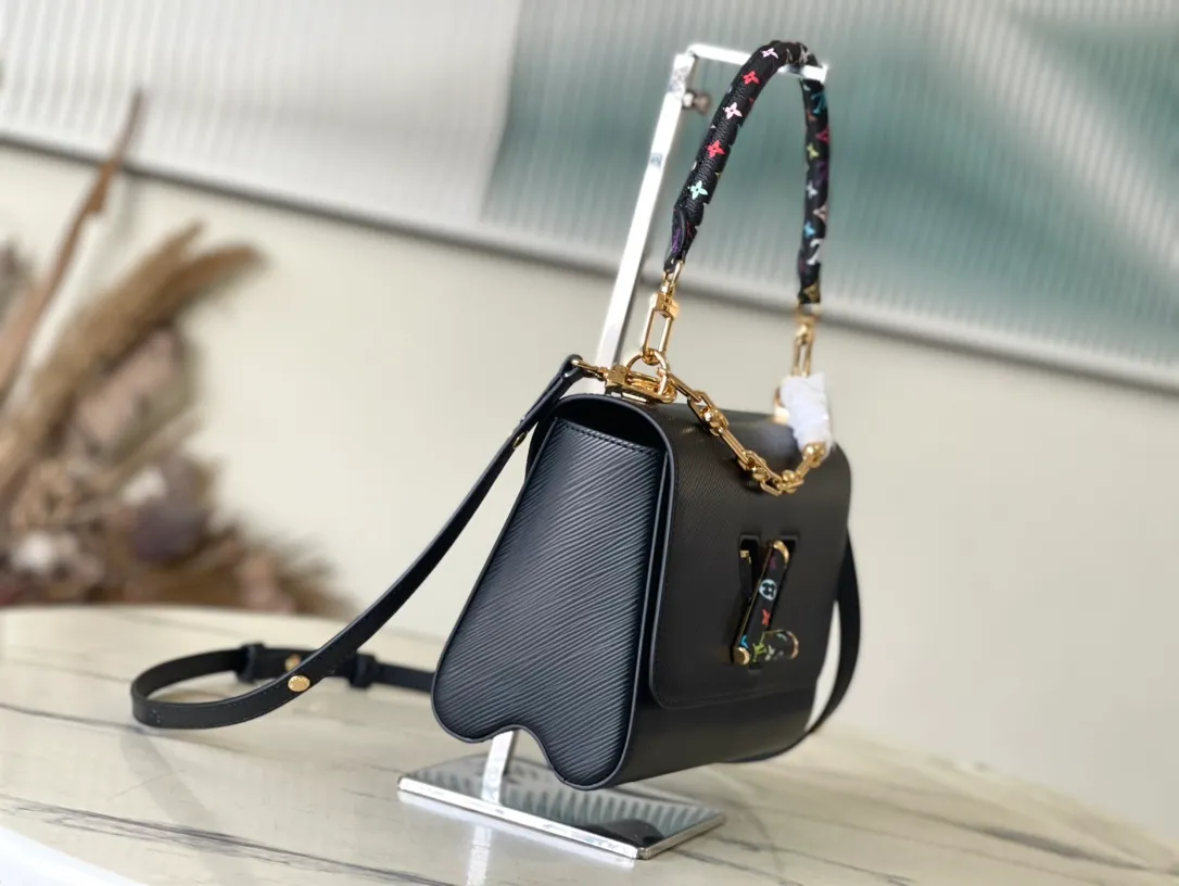 💰1320 (first-grain leather) top-quality original M13243 black. This Twist Slim medium handbag is made of Epi grained cow leather to present a unique texture, and then incorporates the iconic LV Twist twist lock and dazzling metal parts into the modern silhouette. The Toron handle is embellished with the colorful Monogram pattern from the Louis Vuitton x Murakami reissue series. 16 x 8 x 23 cm (height x width x length)