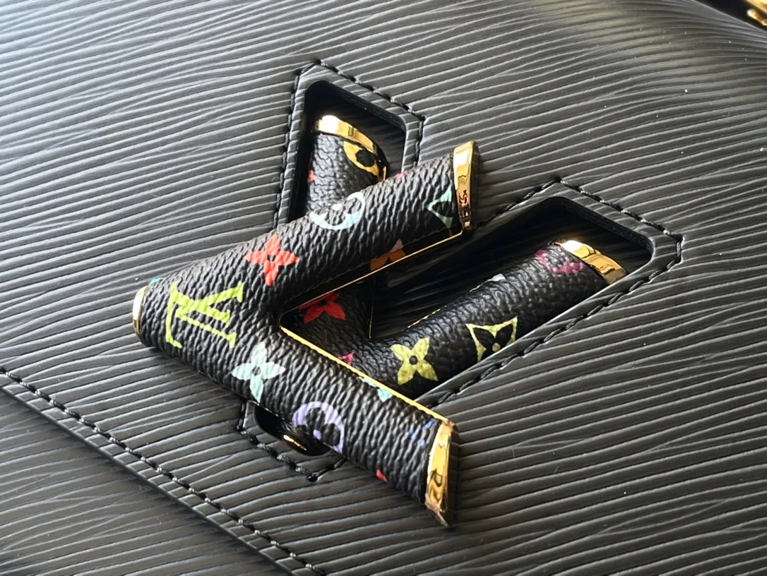💰1320 (first-grain leather) top-quality original M13243 black. This Twist Slim medium handbag is made of Epi grained cow leather to present a unique texture, and then incorporates the iconic LV Twist twist lock and dazzling metal parts into the modern silhouette. The Toron handle is embellished with the colorful Monogram pattern from the Louis Vuitton x Murakami reissue series. 16 x 8 x 23 cm (height x width x length)