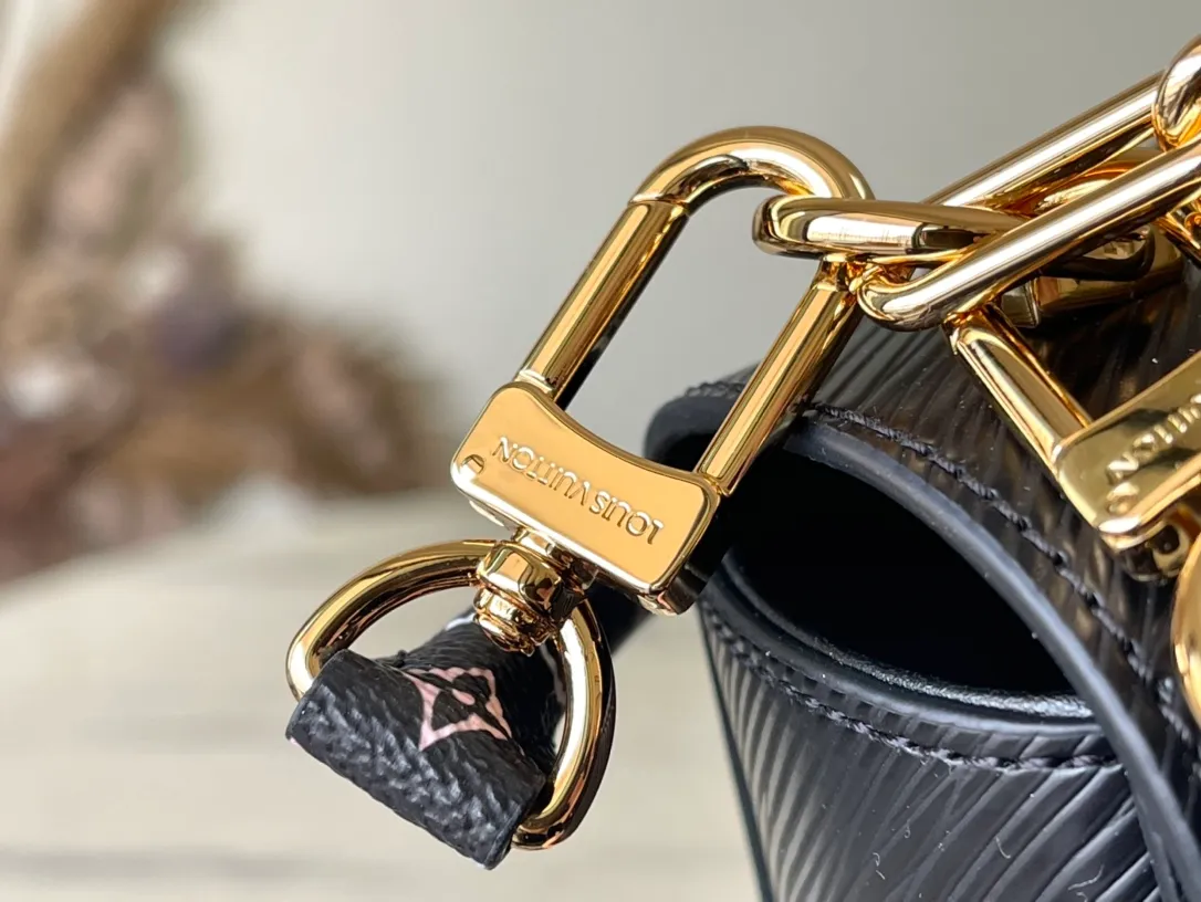 💰1320 (first-grain leather) top-quality original M13243 black. This Twist Slim medium handbag is made of Epi grained cow leather to present a unique texture, and then incorporates the iconic LV Twist twist lock and dazzling metal parts into the modern silhouette. The Toron handle is embellished with the colorful Monogram pattern from the Louis Vuitton x Murakami reissue series. 16 x 8 x 23 cm (height x width x length)