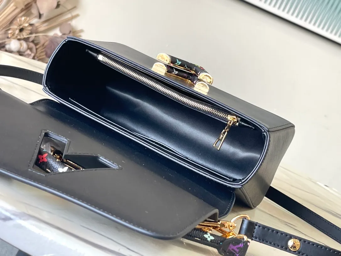 💰1320 (first-grain leather) top-quality original M13243 black. This Twist Slim medium handbag is made of Epi grained cow leather to present a unique texture, and then incorporates the iconic LV Twist twist lock and dazzling metal parts into the modern silhouette. The Toron handle is embellished with the colorful Monogram pattern from the Louis Vuitton x Murakami reissue series. 16 x 8 x 23 cm (height x width x length)