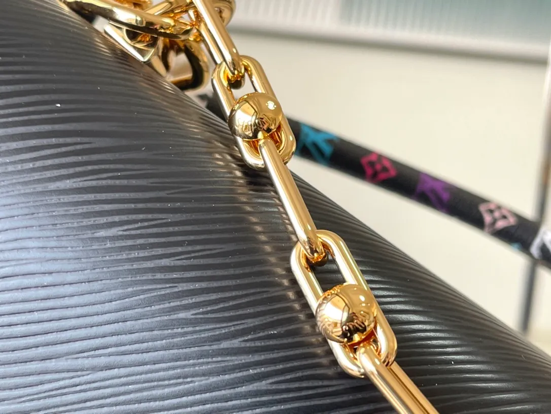 💰1320 (first-grain leather) top-quality original M13243 black. This Twist Slim medium handbag is made of Epi grained cow leather to present a unique texture, and then incorporates the iconic LV Twist twist lock and dazzling metal parts into the modern silhouette. The Toron handle is embellished with the colorful Monogram pattern from the Louis Vuitton x Murakami reissue series. 16 x 8 x 23 cm (height x width x length)