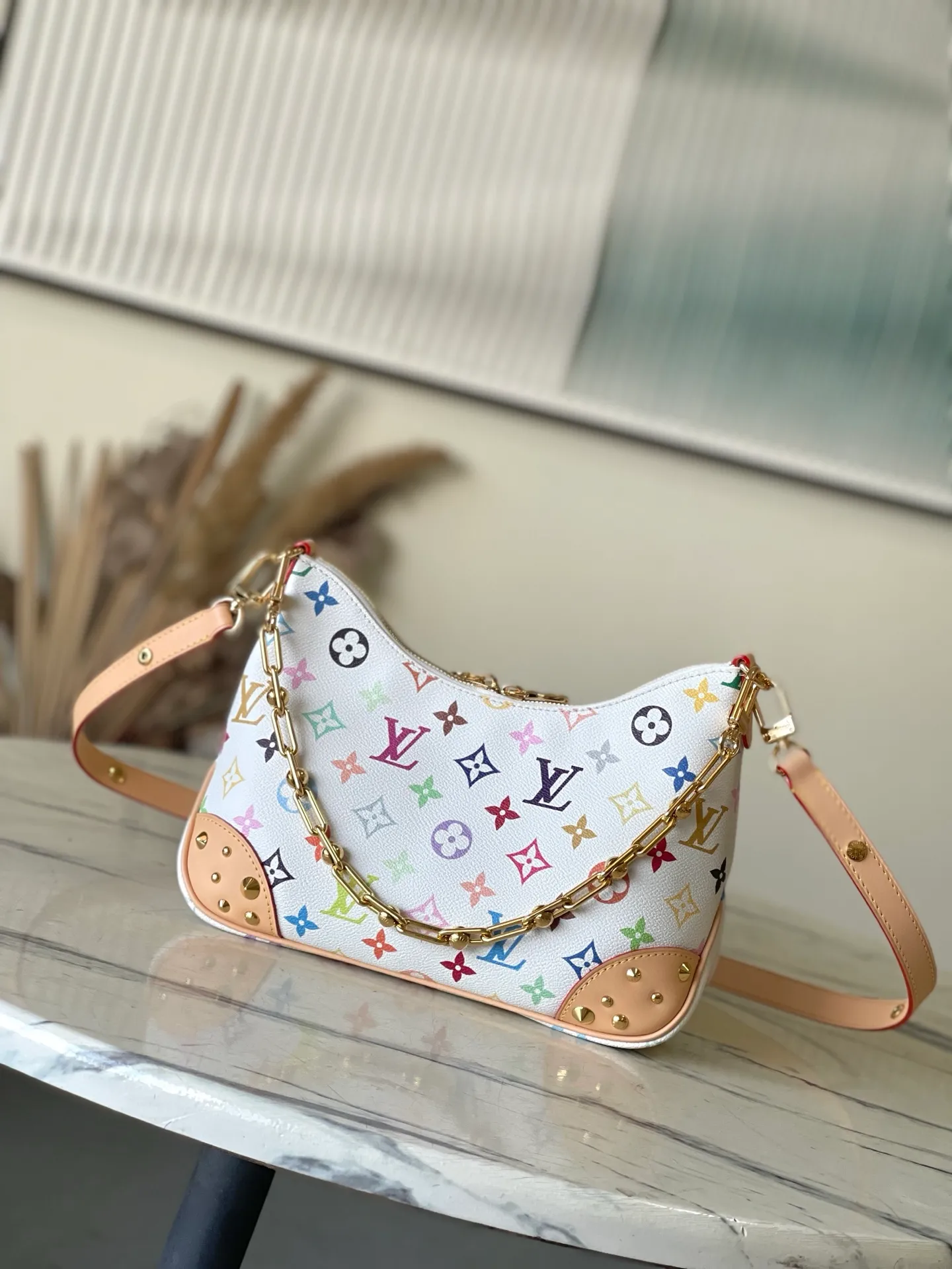 💰1140 Top original order M27790 Murakami Takashi collaboration series Boulogne handbag is made of classic Monogram canvas, equipped with double zippers and a spacious inner patch pocket that can accommodate a 12 Pro mobile phone. The shoulder strap allows for long or short shoulder and cross-body wear options, and can be removed to transform into a small chain bag or clutch. 29 x 16 x 9.5 cm (length x height x width)