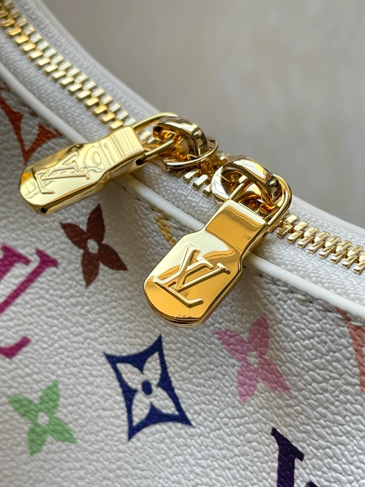 💰1140 Top original order M27790 Murakami Takashi collaboration series Boulogne handbag is made of classic Monogram canvas, equipped with double zippers and a spacious inner patch pocket that can accommodate a 12 Pro mobile phone. The shoulder strap allows for long or short shoulder and cross-body wear options, and can be removed to transform into a small chain bag or clutch. 29 x 16 x 9.5 cm (length x height x width)