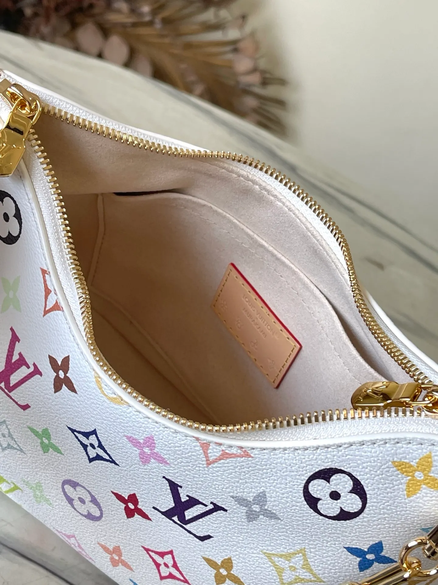 💰1140 Top original order M27790 Murakami Takashi collaboration series Boulogne handbag is made of classic Monogram canvas, equipped with double zippers and a spacious inner patch pocket that can accommodate a 12 Pro mobile phone. The shoulder strap allows for long or short shoulder and cross-body wear options, and can be removed to transform into a small chain bag or clutch. 29 x 16 x 9.5 cm (length x height x width)
