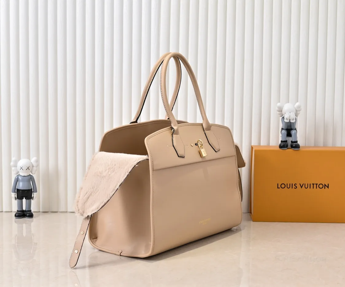 Batch 💰Small 380 💰Large 200 Furry M12005 M12556 M12337 This large City Steamer handbag draws inspiration from the design of luggage built for cruise ships in 1901, making its eye-catching appearance at the 2024 autumn and winter ready-to-wear show. Grained Millesime leather and shearling leather trims add seasonal flair, an embossed padlock and hot-stamped LV Circle logo add a modern twist, and a removable Monogram storage bag makes it easy to store valuables. Size: large size 35x42x21cm, small size 30x36x17