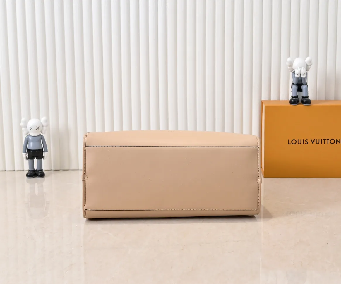 Batch 💰Small 380 💰Large 200 Furry M12005 M12556 M12337 This large City Steamer handbag draws inspiration from the design of luggage built for cruise ships in 1901, making its eye-catching appearance at the 2024 autumn and winter ready-to-wear show. Grained Millesime leather and shearling leather trims add seasonal flair, an embossed padlock and hot-stamped LV Circle logo add a modern twist, and a removable Monogram storage bag makes it easy to store valuables. Size: large size 35x42x21cm, small size 30x36x17