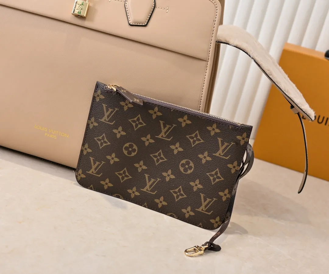 Batch 💰Small 380 💰Large 200 Furry M12005 M12556 M12337 This large City Steamer handbag draws inspiration from the design of luggage built for cruise ships in 1901, making its eye-catching appearance at the 2024 autumn and winter ready-to-wear show. Grained Millesime leather and shearling leather trims add seasonal flair, an embossed padlock and hot-stamped LV Circle logo add a modern twist, and a removable Monogram storage bag makes it easy to store valuables. Size: large size 35x42x21cm, small size 30x36x17