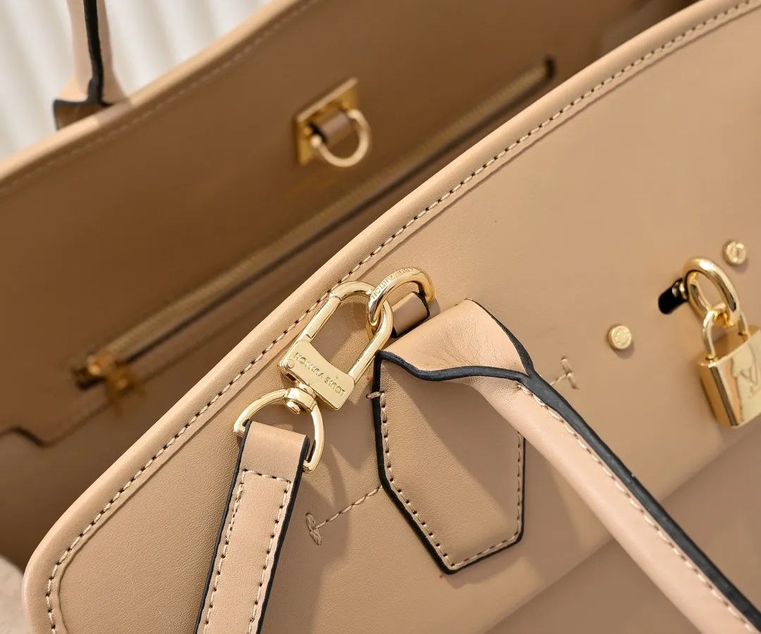 Batch 💰Small 380 💰Large 200 Furry M12005 M12556 M12337 This large City Steamer handbag draws inspiration from the design of luggage built for cruise ships in 1901, making its eye-catching appearance at the 2024 autumn and winter ready-to-wear show. Grained Millesime leather and shearling leather trims add seasonal flair, an embossed padlock and hot-stamped LV Circle logo add a modern twist, and a removable Monogram storage bag makes it easy to store valuables. Size: large size 35x42x21cm, small size 30x36x17