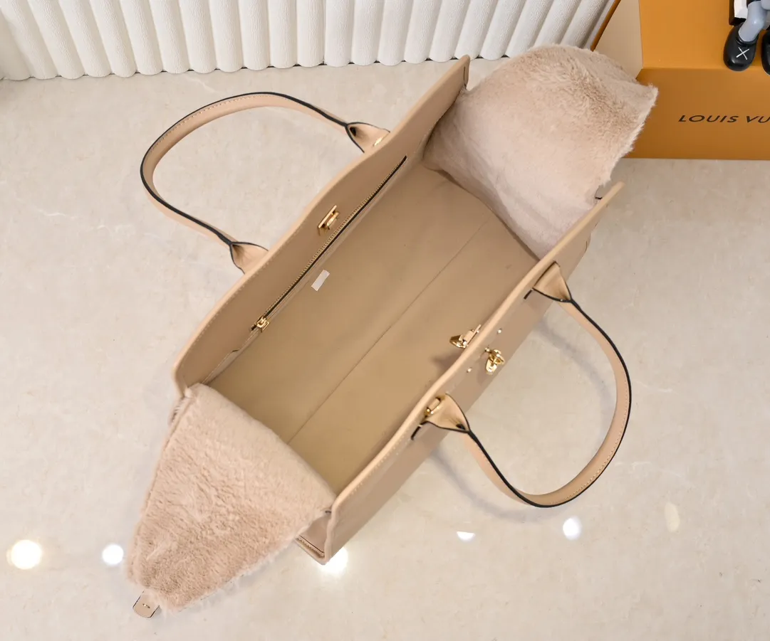 Batch 💰Small 380 💰Large 200 Furry M12005 M12556 M12337 This large City Steamer handbag draws inspiration from the design of luggage built for cruise ships in 1901, making its eye-catching appearance at the 2024 autumn and winter ready-to-wear show. Grained Millesime leather and shearling leather trims add seasonal flair, an embossed padlock and hot-stamped LV Circle logo add a modern twist, and a removable Monogram storage bag makes it easy to store valuables. Size: large size 35x42x21cm, small size 30x36x17