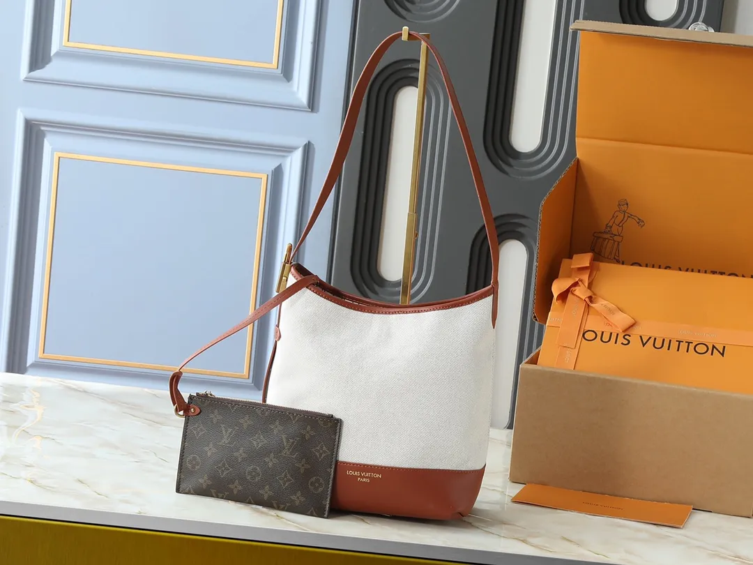 💰280💰Upgraded from the original M25468. This small Low Key Hobo handbag is blended with canvas and cow leather, using texture contrast to interpret the elegant style of the new season. Distressed metal hardware and a removable Monogram zippered inner pocket harken back to the brand's trunk-making heritage, while the striped lining highlights sophisticated details. Dimensions: 24.0 x 28.0 x 16.0 cm (length x height x width)