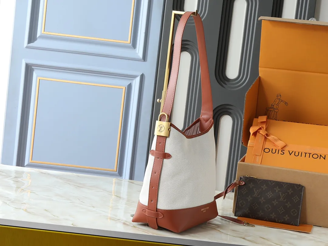 💰280💰Upgraded from the original M25468. This small Low Key Hobo handbag is blended with canvas and cow leather, using texture contrast to interpret the elegant style of the new season. Distressed metal hardware and a removable Monogram zippered inner pocket harken back to the brand's trunk-making heritage, while the striped lining highlights sophisticated details. Dimensions: 24.0 x 28.0 x 16.0 cm (length x height x width)