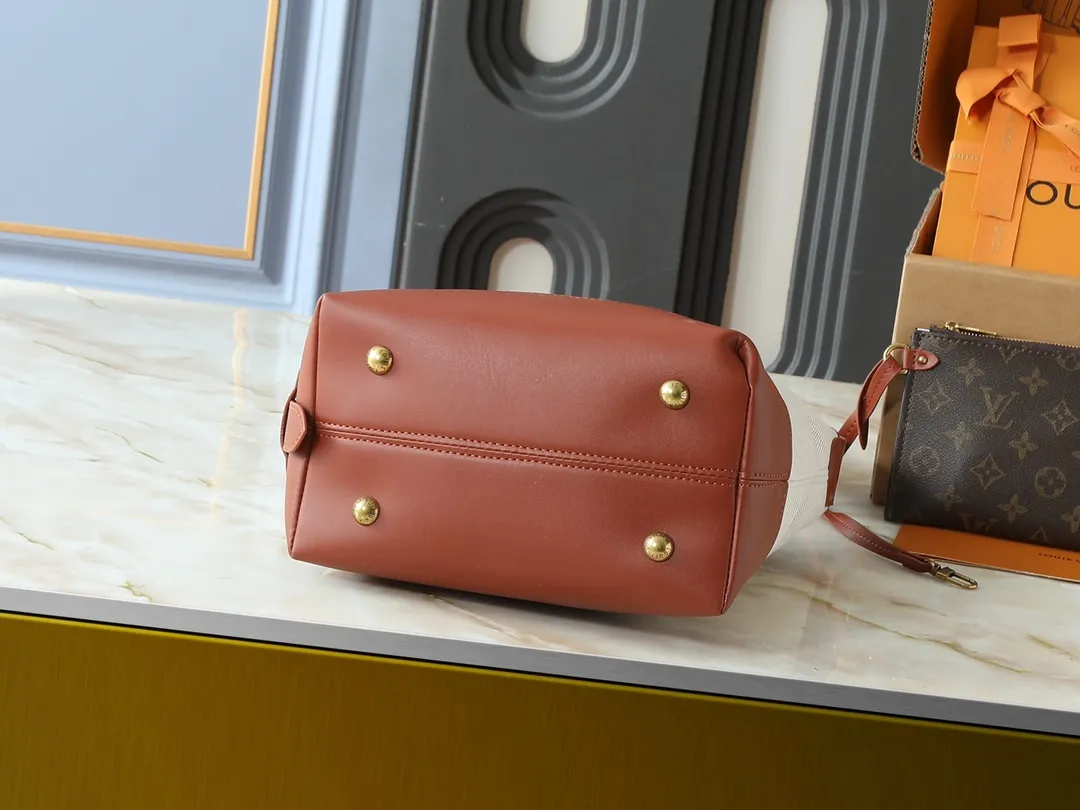 💰280💰Upgraded from the original M25468. This small Low Key Hobo handbag is blended with canvas and cow leather, using texture contrast to interpret the elegant style of the new season. Distressed metal hardware and a removable Monogram zippered inner pocket harken back to the brand's trunk-making heritage, while the striped lining highlights sophisticated details. Dimensions: 24.0 x 28.0 x 16.0 cm (length x height x width)