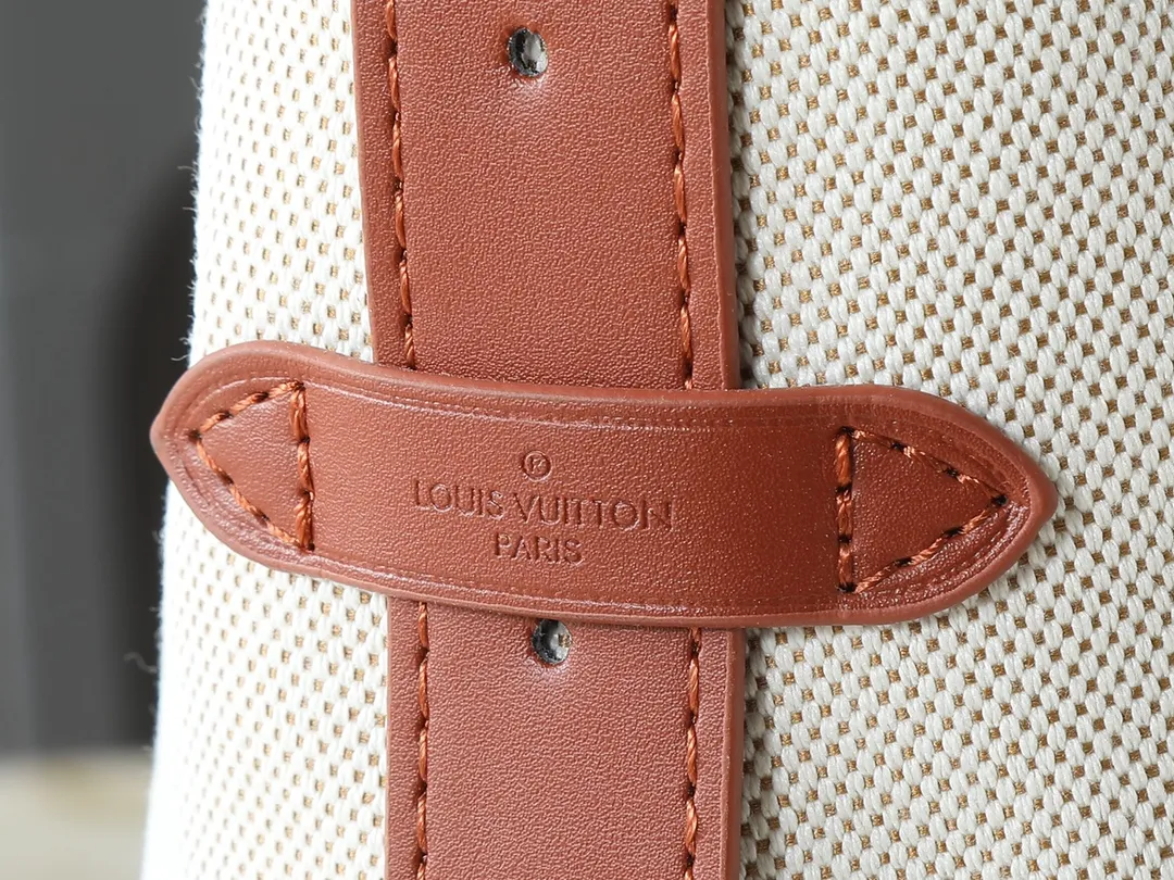 💰280💰Upgraded from the original M25468. This small Low Key Hobo handbag is blended with canvas and cow leather, using texture contrast to interpret the elegant style of the new season. Distressed metal hardware and a removable Monogram zippered inner pocket harken back to the brand's trunk-making heritage, while the striped lining highlights sophisticated details. Dimensions: 24.0 x 28.0 x 16.0 cm (length x height x width)