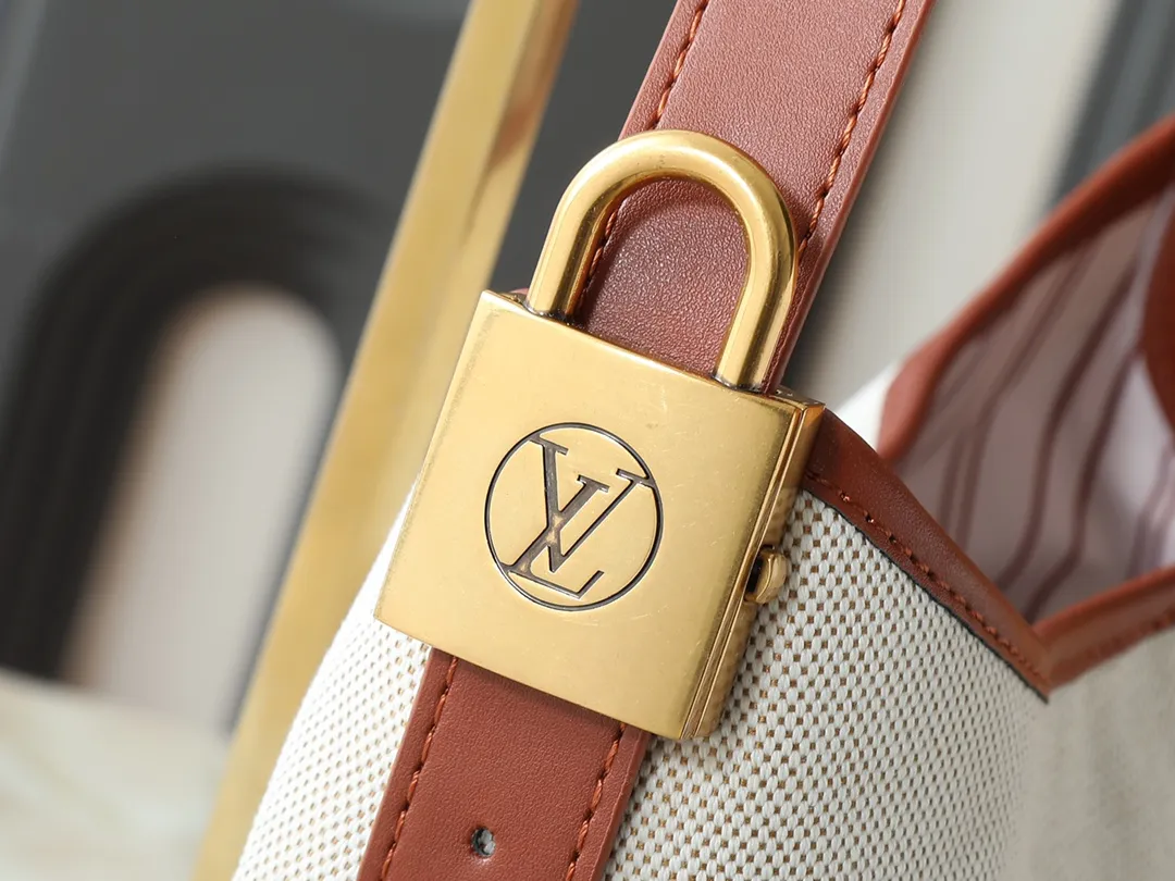 💰280💰Upgraded from the original M25468. This small Low Key Hobo handbag is blended with canvas and cow leather, using texture contrast to interpret the elegant style of the new season. Distressed metal hardware and a removable Monogram zippered inner pocket harken back to the brand's trunk-making heritage, while the striped lining highlights sophisticated details. Dimensions: 24.0 x 28.0 x 16.0 cm (length x height x width)