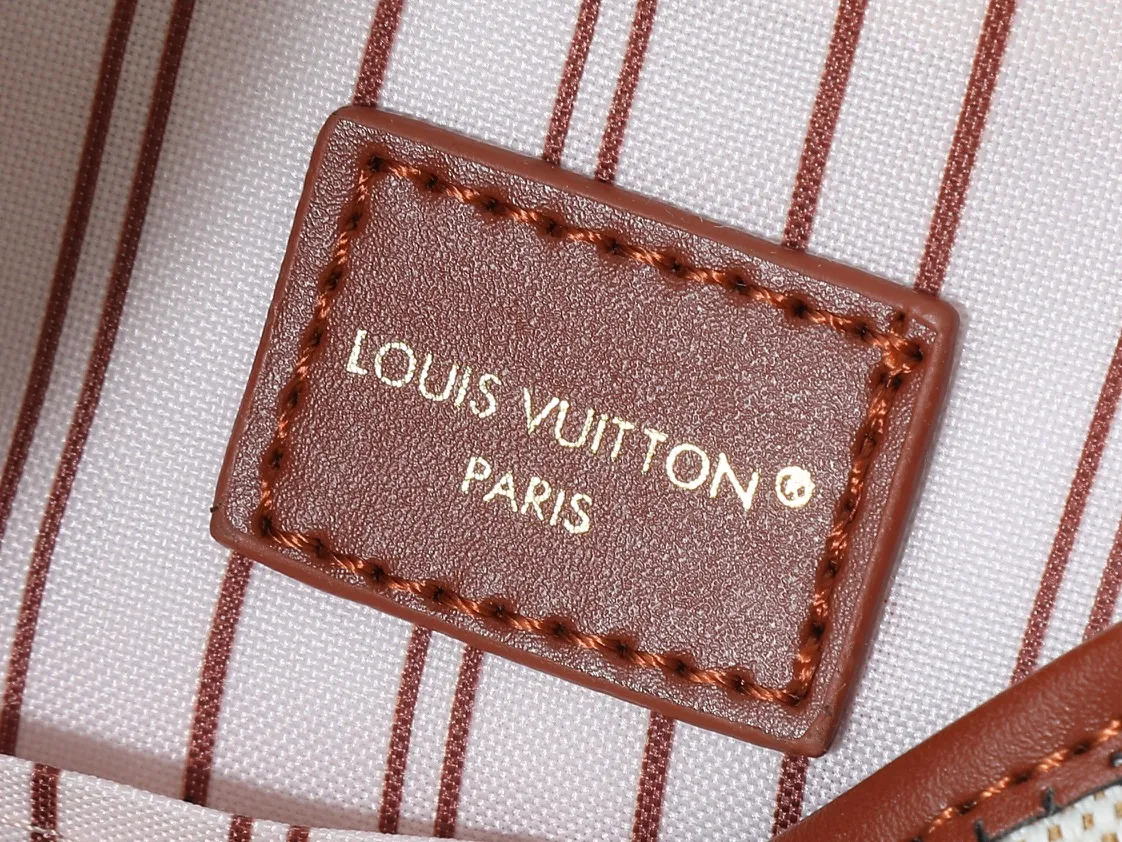 💰280💰Upgraded from the original M25468. This small Low Key Hobo handbag is blended with canvas and cow leather, using texture contrast to interpret the elegant style of the new season. Distressed metal hardware and a removable Monogram zippered inner pocket harken back to the brand's trunk-making heritage, while the striped lining highlights sophisticated details. Dimensions: 24.0 x 28.0 x 16.0 cm (length x height x width)