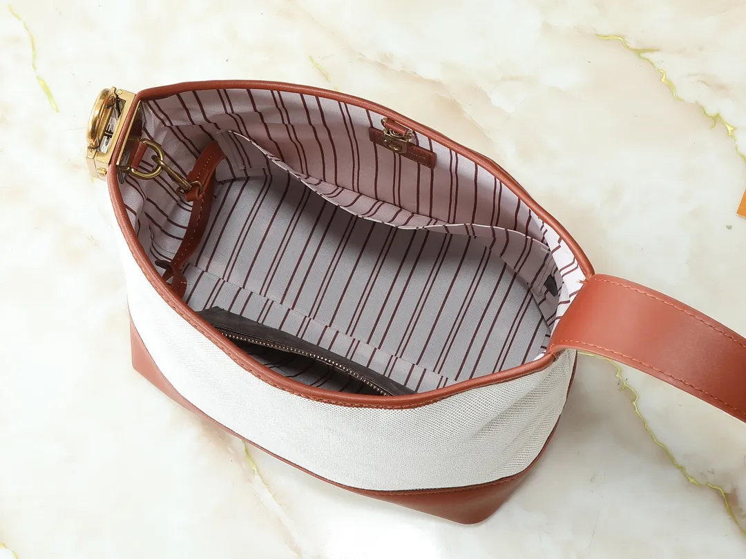 💰280💰Upgraded from the original M25468. This small Low Key Hobo handbag is blended with canvas and cow leather, using texture contrast to interpret the elegant style of the new season. Distressed metal hardware and a removable Monogram zippered inner pocket harken back to the brand's trunk-making heritage, while the striped lining highlights sophisticated details. Dimensions: 24.0 x 28.0 x 16.0 cm (length x height x width)