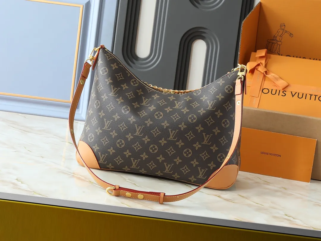 💰260💰Upgraded original M25854 M13706 This classic Boulogne handbag has been upgraded to a roomy GM size, perfect for carrying laptops and other essentials. Inspired by an archival model from 1984, this elegant design is crafted from Monogram Empreinte leather and embellished with an exclusive gold braided chain that can be removed if desired. You can choose to wear it cross-body, over the shoulder or by hand. Dimensions: 40 × 29 × 15 cm (length x height x width)
