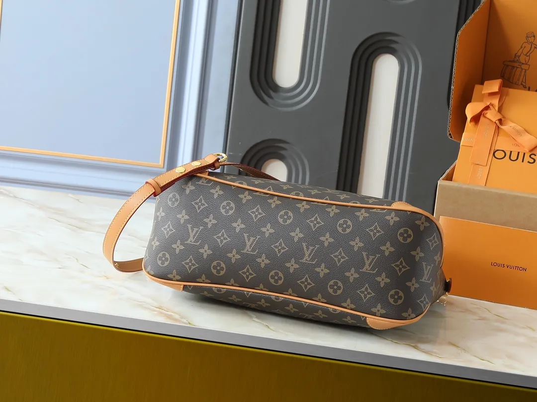 💰260💰Upgraded original M25854 M13706 This classic Boulogne handbag has been upgraded to a roomy GM size, perfect for carrying laptops and other essentials. Inspired by an archival model from 1984, this elegant design is crafted from Monogram Empreinte leather and embellished with an exclusive gold braided chain that can be removed if desired. You can choose to wear it cross-body, over the shoulder or by hand. Dimensions: 40 × 29 × 15 cm (length x height x width)