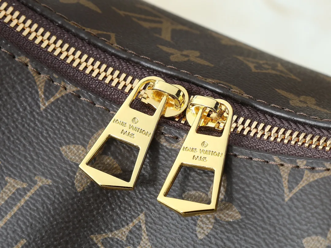 💰260💰Upgraded original M25854 M13706 This classic Boulogne handbag has been upgraded to a roomy GM size, perfect for carrying laptops and other essentials. Inspired by an archival model from 1984, this elegant design is crafted from Monogram Empreinte leather and embellished with an exclusive gold braided chain that can be removed if desired. You can choose to wear it cross-body, over the shoulder or by hand. Dimensions: 40 × 29 × 15 cm (length x height x width)