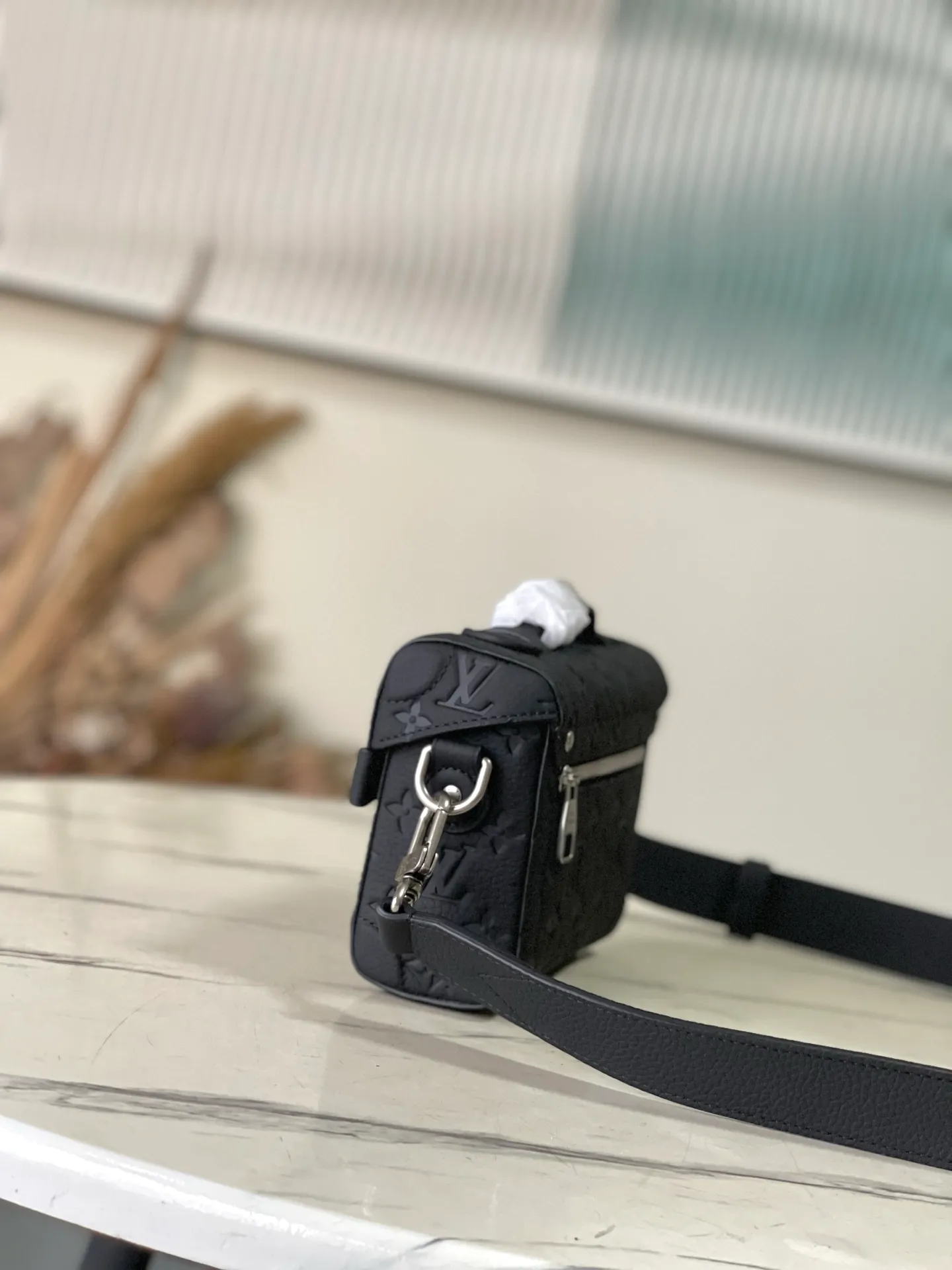 💰1300 (first-grain leather) top original order M13871 black This Soul Trunk handbag is made of soft Monogram embossed Taurillon cow leather to interpret the brand's traditional hard box structure. Reinforced corners Leather details and detachable and adjustable shoulder straps embellish the Monogram pattern body. Cotton lining completes the overall size: 19x15x7cm