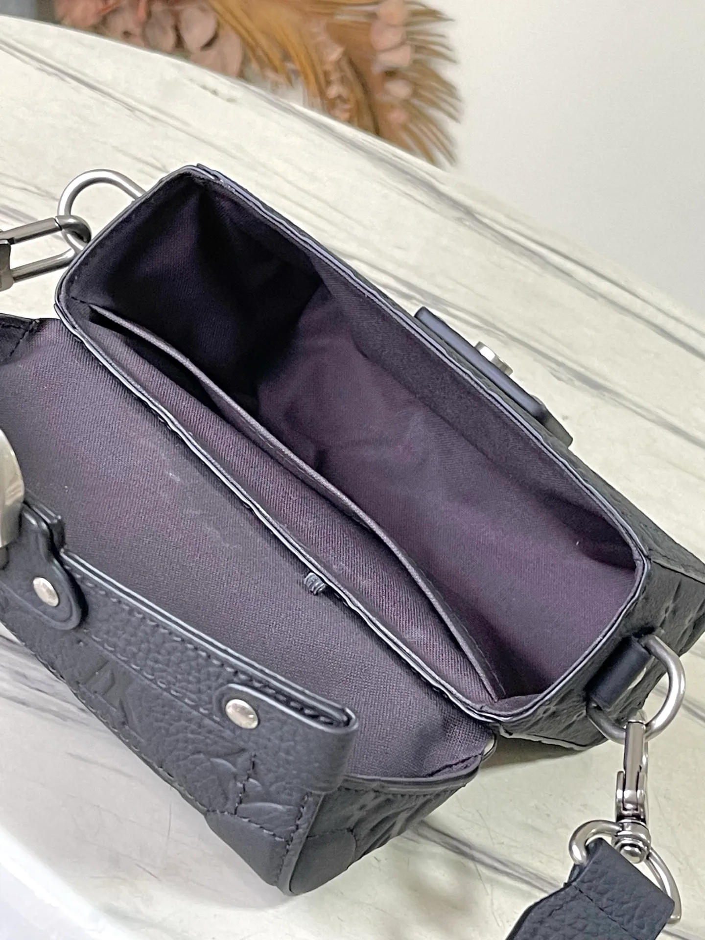 💰1300 (first-grain leather) top original order M13871 black This Soul Trunk handbag is made of soft Monogram embossed Taurillon cow leather to interpret the brand's traditional hard box structure. Reinforced corners Leather details and detachable and adjustable shoulder straps embellish the Monogram pattern body. Cotton lining completes the overall size: 19x15x7cm