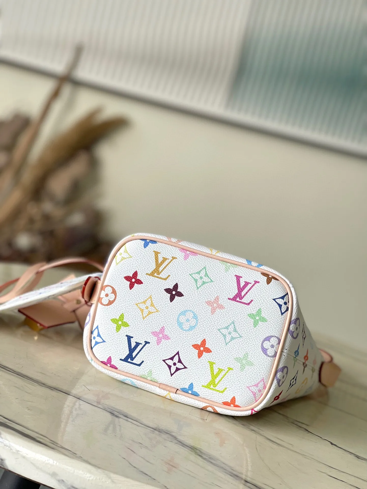 💰920 Top Original Order M13089 This AlnBB handbag conveys the playful style of the Louis Vuitton x Murakami reissue series with smart details. Monogram coated canvas presents the artist’s colorful rainbow tones, and the name tag is decorated with bows and padlocks. With the adjustable cowhide handle and leather shoulder strap, it can be carried by hand, shoulder or cross-body. Dimensions: 16 × 18 × 12 cm
