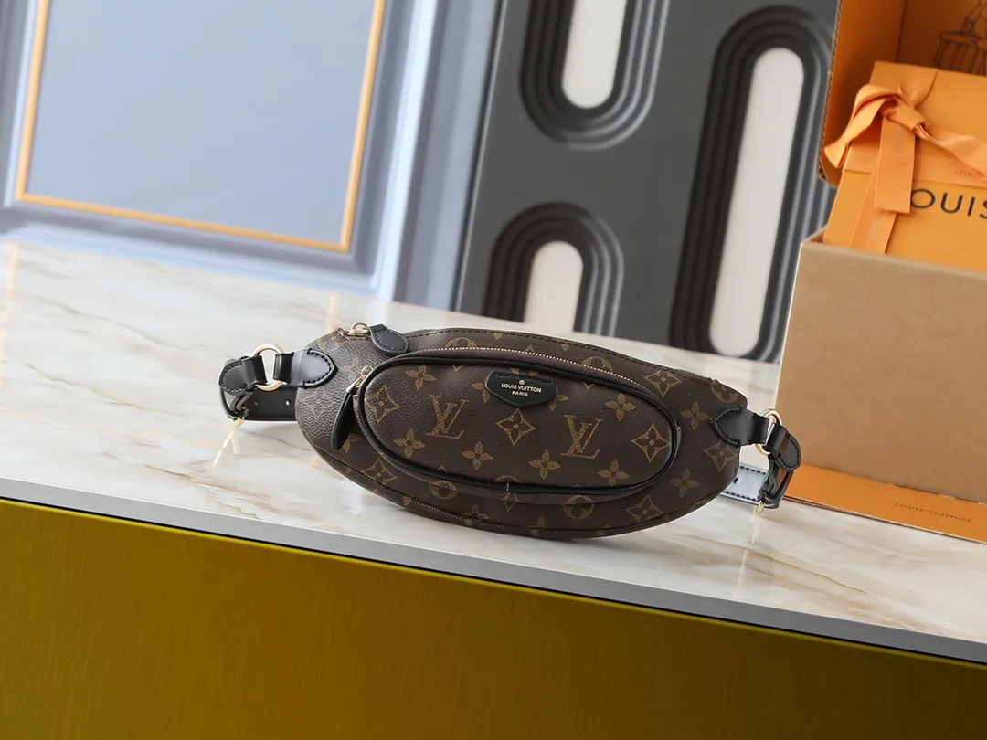 💰220💰Upgraded from the original N00230 M14806 M43644 This Keepit waist bag debuted at the 2025 spring and summer show. It is made of Damier Azur canvas and dazzling metal parts, and is equipped with an adjustable shoulder strap for flexible carrying. An exterior zippered compartment holds small essentials, and a front leather label embossed with the Louis Vuitton logo. Dimensions: 29.0 x 12.0 x 6.0 cm (length x height x width)
