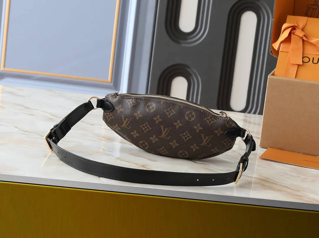 💰220💰Upgraded from the original N00230 M14806 M43644 This Keepit waist bag debuted at the 2025 spring and summer show. It is made of Damier Azur canvas and dazzling metal parts, and is equipped with an adjustable shoulder strap for flexible carrying. An exterior zippered compartment holds small essentials, and a front leather label embossed with the Louis Vuitton logo. Dimensions: 29.0 x 12.0 x 6.0 cm (length x height x width)