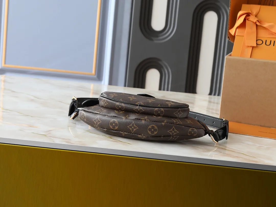 💰220💰Upgraded from the original N00230 M14806 M43644 This Keepit waist bag debuted at the 2025 spring and summer show. It is made of Damier Azur canvas and dazzling metal parts, and is equipped with an adjustable shoulder strap for flexible carrying. An exterior zippered compartment holds small essentials, and a front leather label embossed with the Louis Vuitton logo. Dimensions: 29.0 x 12.0 x 6.0 cm (length x height x width)