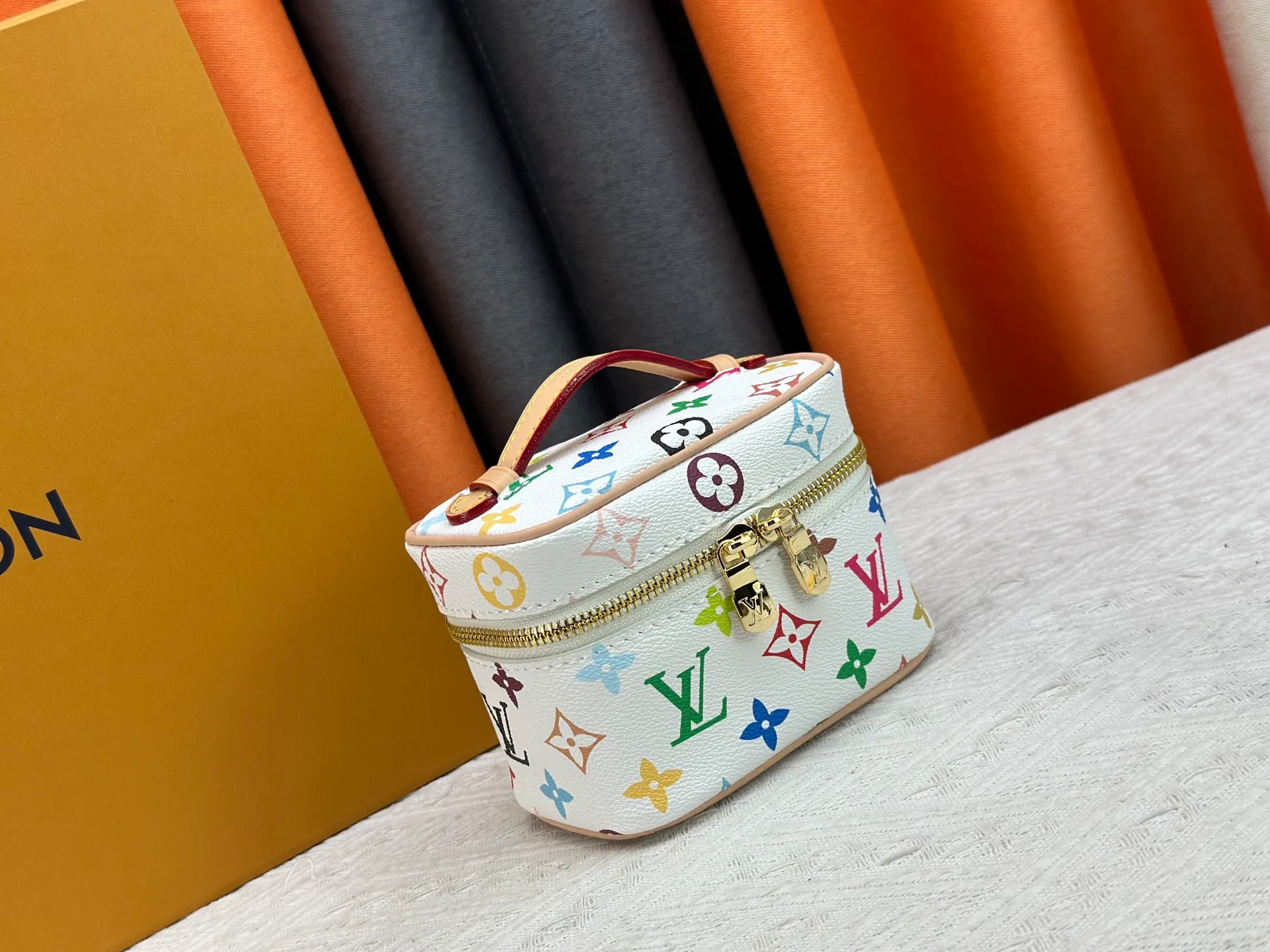 P220 Upgraded original M13747 M44495 M42265 M44936 M42263 lv Murakami Nice mini Nano cosmetic bag with Monogram printing and 33 colorful colors. In 2025, Murakami and LV jointly launched the white tricolor and black tricolor twelve pieces, which are very popular around the world and are loved by celebrities and celebrities. Dimensions: 14 x 10.2 x 8.5 (LxHxW)