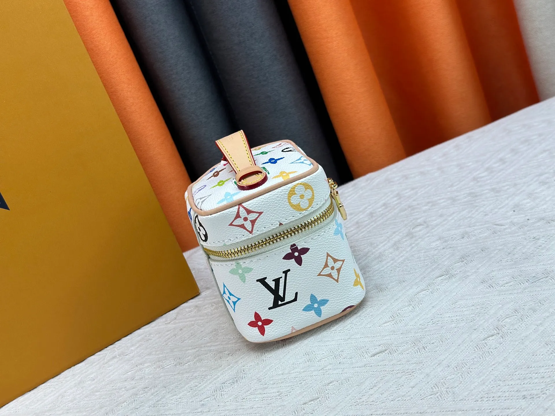 P220 Upgraded original M13747 M44495 M42265 M44936 M42263 lv Murakami Nice mini Nano cosmetic bag with Monogram printing and 33 colorful colors. In 2025, Murakami and LV jointly launched the white tricolor and black tricolor twelve pieces, which are very popular around the world and are loved by celebrities and celebrities. Dimensions: 14 x 10.2 x 8.5 (LxHxW)