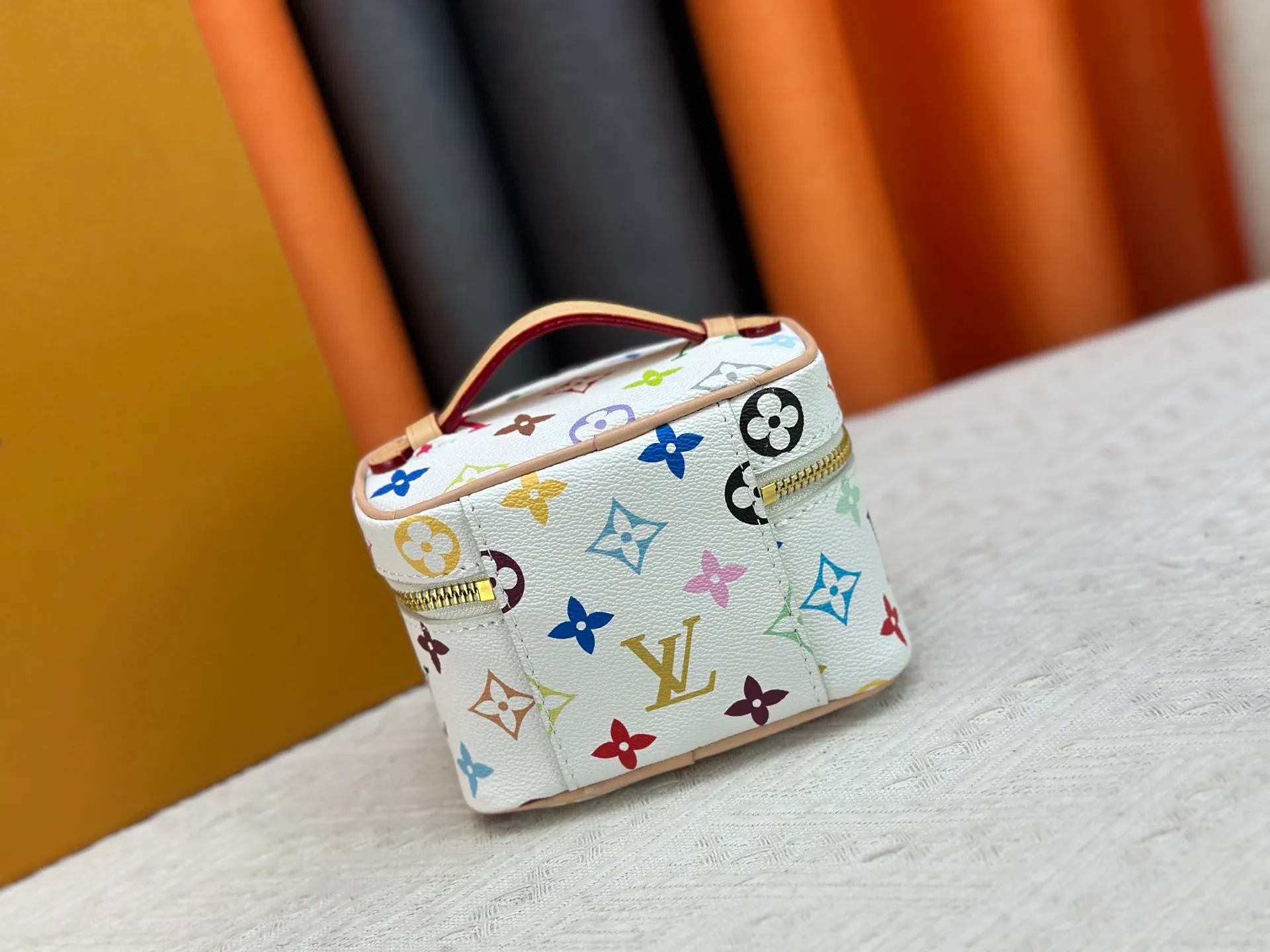 P220 Upgraded original M13747 M44495 M42265 M44936 M42263 lv Murakami Nice mini Nano cosmetic bag with Monogram printing and 33 colorful colors. In 2025, Murakami and LV jointly launched the white tricolor and black tricolor twelve pieces, which are very popular around the world and are loved by celebrities and celebrities. Dimensions: 14 x 10.2 x 8.5 (LxHxW)