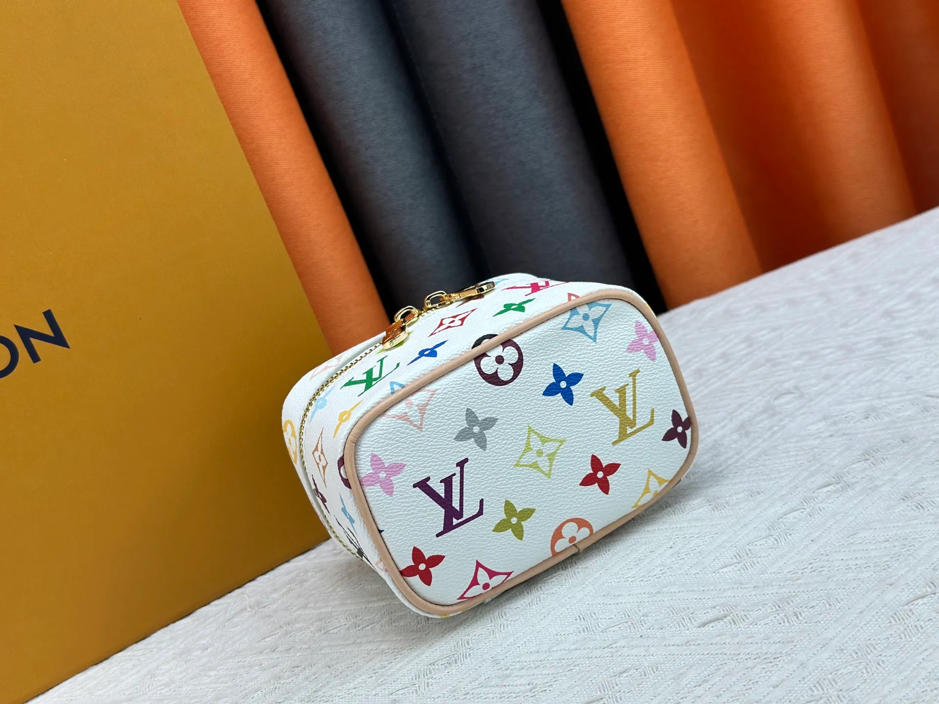 P220 Upgraded original M13747 M44495 M42265 M44936 M42263 lv Murakami Nice mini Nano cosmetic bag with Monogram printing and 33 colorful colors. In 2025, Murakami and LV jointly launched the white tricolor and black tricolor twelve pieces, which are very popular around the world and are loved by celebrities and celebrities. Dimensions: 14 x 10.2 x 8.5 (LxHxW)