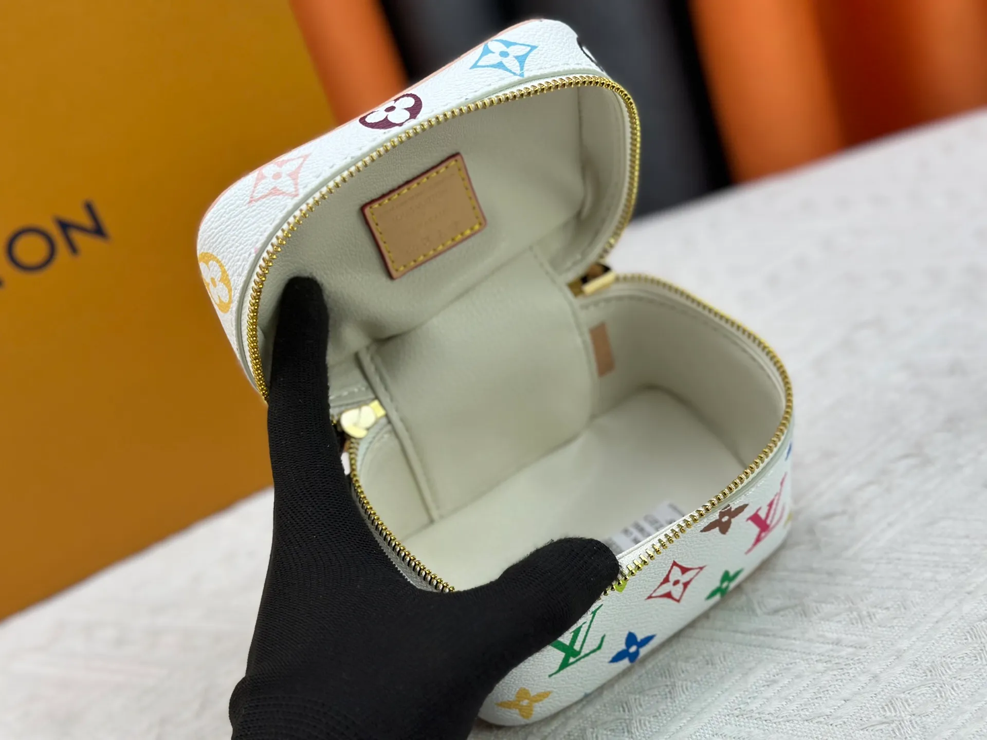 P220 Upgraded original M13747 M44495 M42265 M44936 M42263 lv Murakami Nice mini Nano cosmetic bag with Monogram printing and 33 colorful colors. In 2025, Murakami and LV jointly launched the white tricolor and black tricolor twelve pieces, which are very popular around the world and are loved by celebrities and celebrities. Dimensions: 14 x 10.2 x 8.5 (LxHxW)