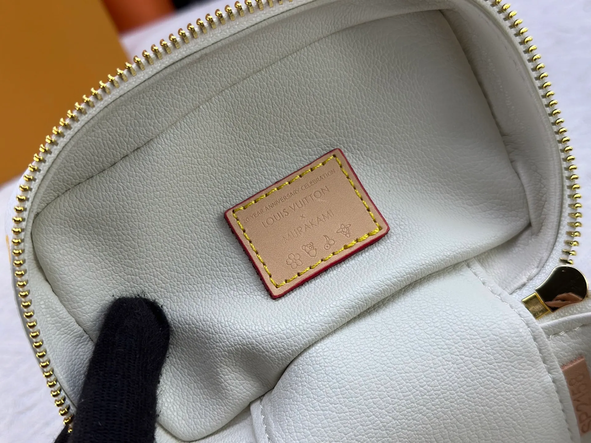 P220 Upgraded original M13747 M44495 M42265 M44936 M42263 lv Murakami Nice mini Nano cosmetic bag with Monogram printing and 33 colorful colors. In 2025, Murakami and LV jointly launched the white tricolor and black tricolor twelve pieces, which are very popular around the world and are loved by celebrities and celebrities. Dimensions: 14 x 10.2 x 8.5 (LxHxW)