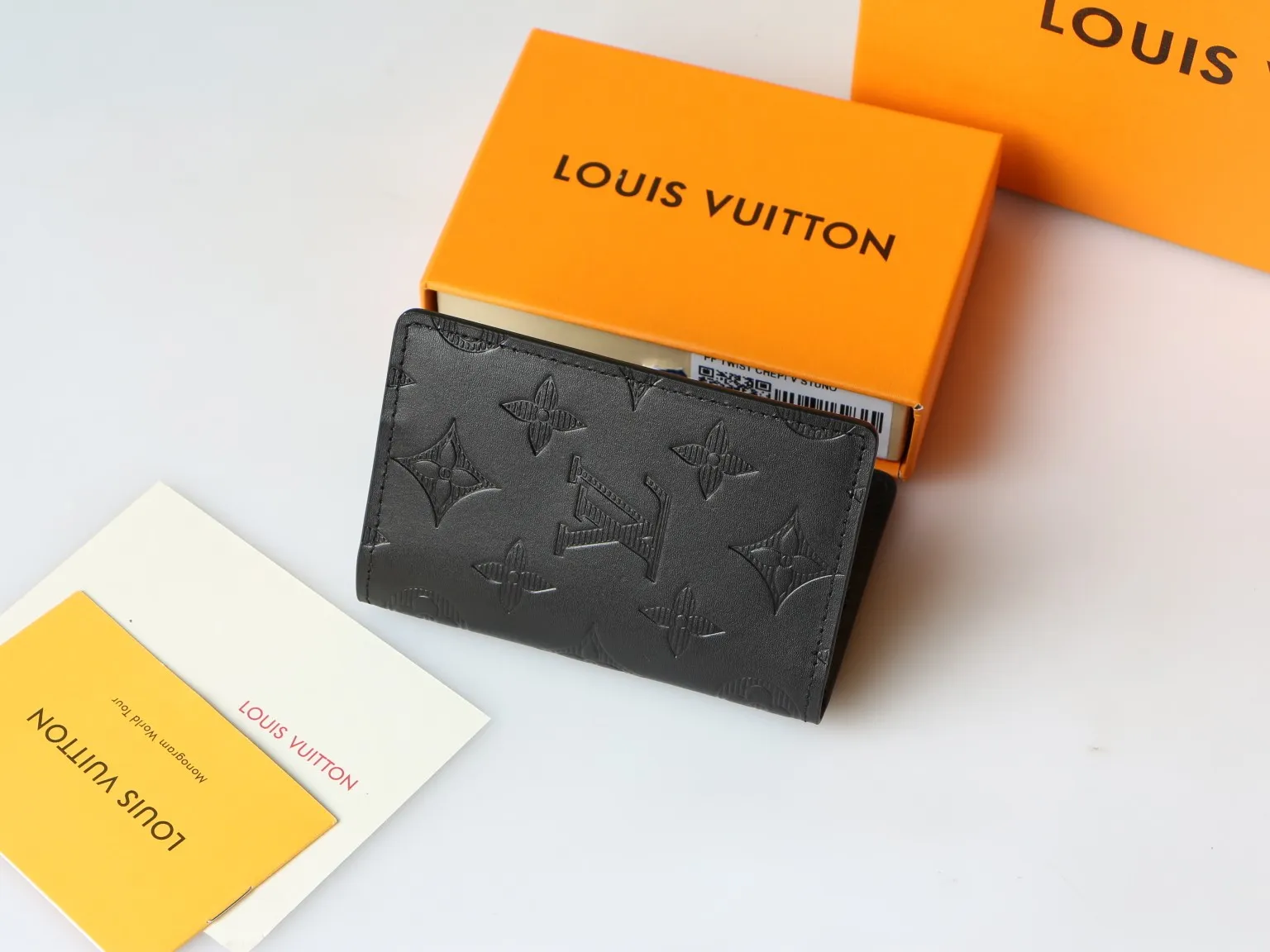 💰100 💎Top original version This pocket wallet renews the classic design with Monogram Shadow leather. The soft cowhide leather is embossed with Louis Vuitton's signature Monogram pattern, and the interior pocket and card compartment keep your essentials organized. Model: M81382 63144 Electronic printing Size: 8.0 x 11.0 x 1.0 cm