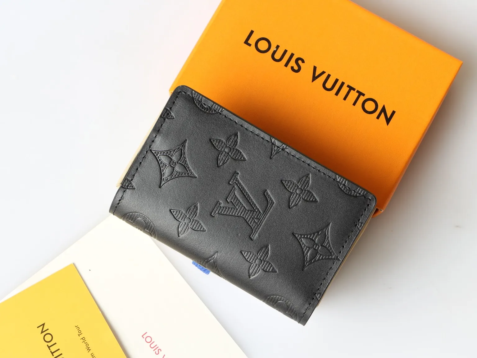 💰100 💎Top original version This pocket wallet renews the classic design with Monogram Shadow leather. The soft cowhide leather is embossed with Louis Vuitton's signature Monogram pattern, and the interior pocket and card compartment keep your essentials organized. Model: M81382 63144 Electronic printing Size: 8.0 x 11.0 x 1.0 cm