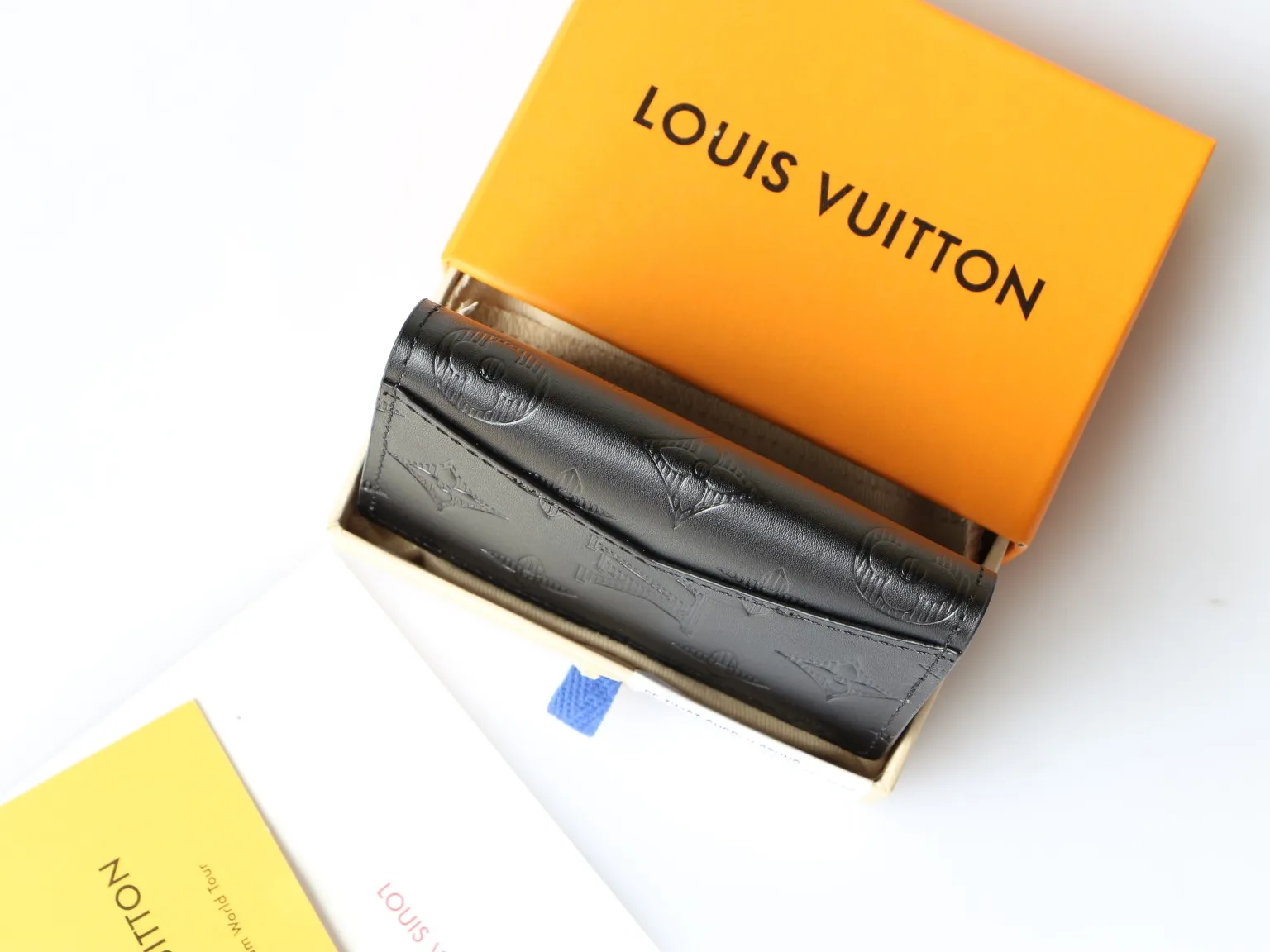 💰100 💎Top original version This pocket wallet renews the classic design with Monogram Shadow leather. The soft cowhide leather is embossed with Louis Vuitton's signature Monogram pattern, and the interior pocket and card compartment keep your essentials organized. Model: M81382 63144 Electronic printing Size: 8.0 x 11.0 x 1.0 cm