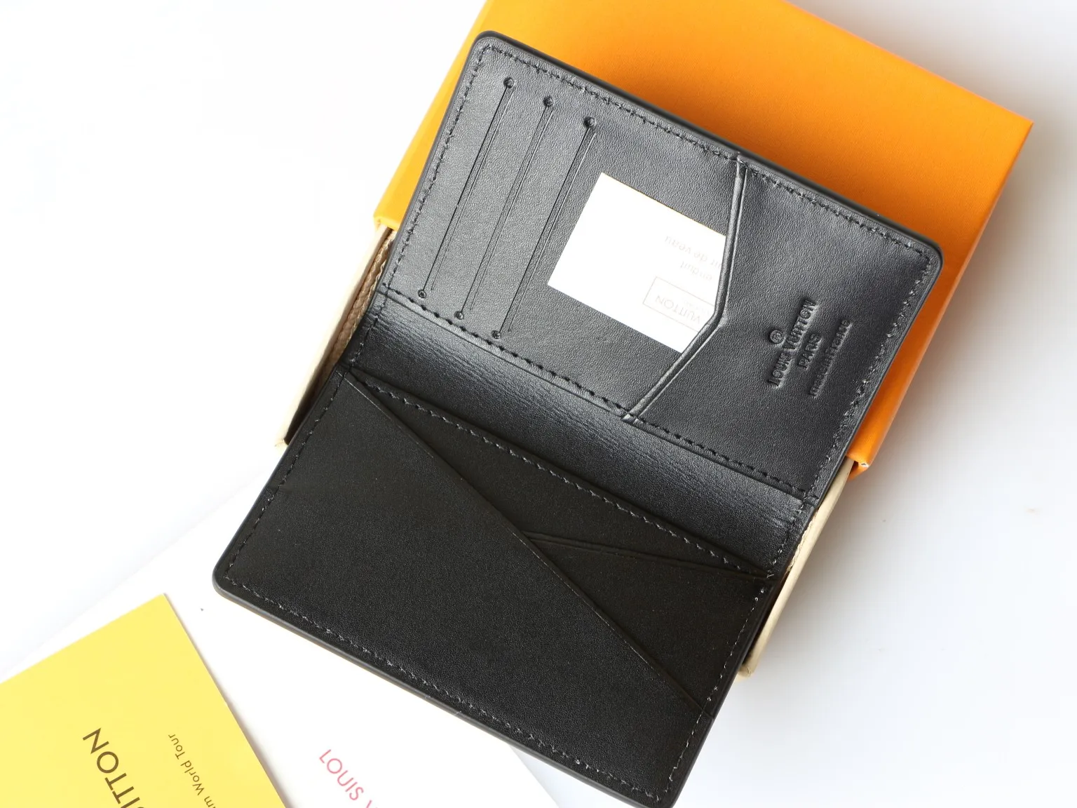 💰100 💎Top original version This pocket wallet renews the classic design with Monogram Shadow leather. The soft cowhide leather is embossed with Louis Vuitton's signature Monogram pattern, and the interior pocket and card compartment keep your essentials organized. Model: M81382 63144 Electronic printing Size: 8.0 x 11.0 x 1.0 cm