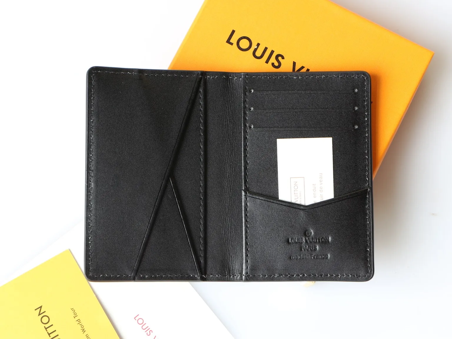 💰100 💎Top original version This pocket wallet renews the classic design with Monogram Shadow leather. The soft cowhide leather is embossed with Louis Vuitton's signature Monogram pattern, and the interior pocket and card compartment keep your essentials organized. Model: M81382 63144 Electronic printing Size: 8.0 x 11.0 x 1.0 cm
