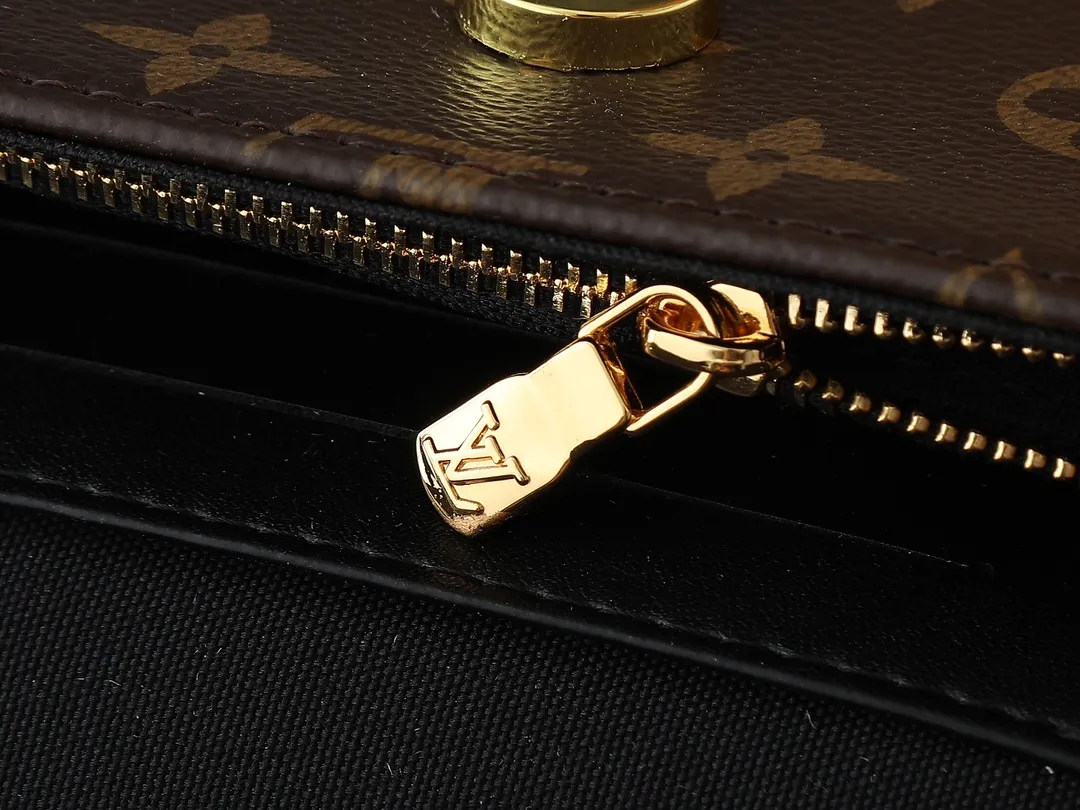 💰180💰Upgraded from the original M26587 M82211 M82210 M14225 M81911 This Wallet on Chain Ivy handbag is embossed with a large Monogram pattern on the surface of Monogram Empreinte grain leather, adding a trendy choice for daily travel and evening occasions. Cleverly using a short chain and a detachable and adjustable leather shoulder strap, it can be worn handheld, on the shoulder, or as a crossbody. Dimensions: 23.5 x 12.0 x 4.3 cm (length x height x width)